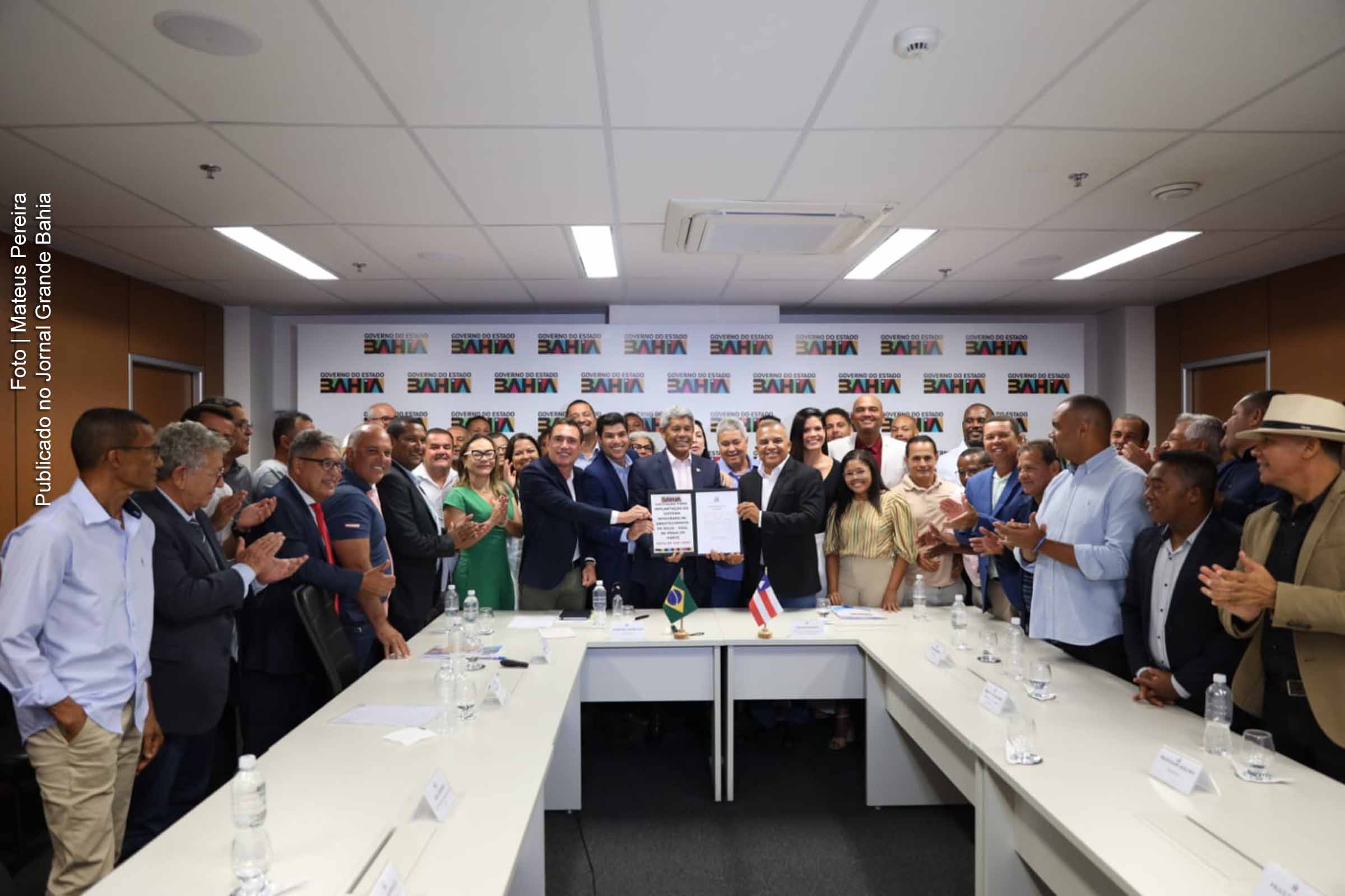 Jerônimo Rodrigues, governador da Bahia, anuncia investimento significativo para o Sistema Integrado de Abastecimento de Água (Siaa) em Praia do Forte, visando atender as necessidades da população e promover o turismo na região.