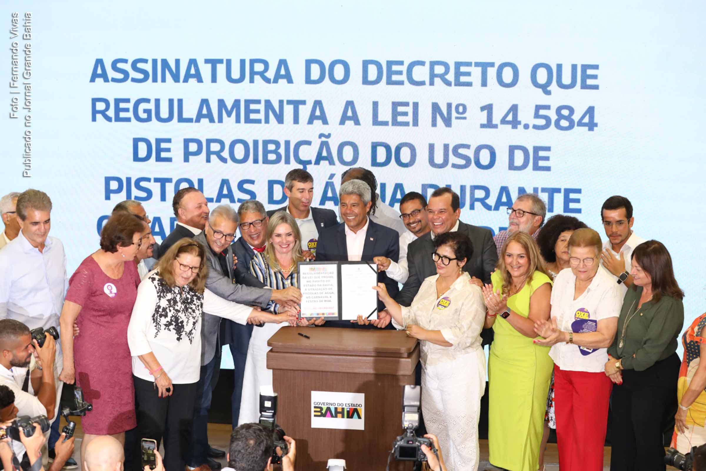 Governador Jerônimo Rodrigues sanciona lei que objetiva garantir a segurança das mulheres durante eventos; Legislação estadual proíbe o uso de pistolas de água no Carnaval e festas populares na Bahia