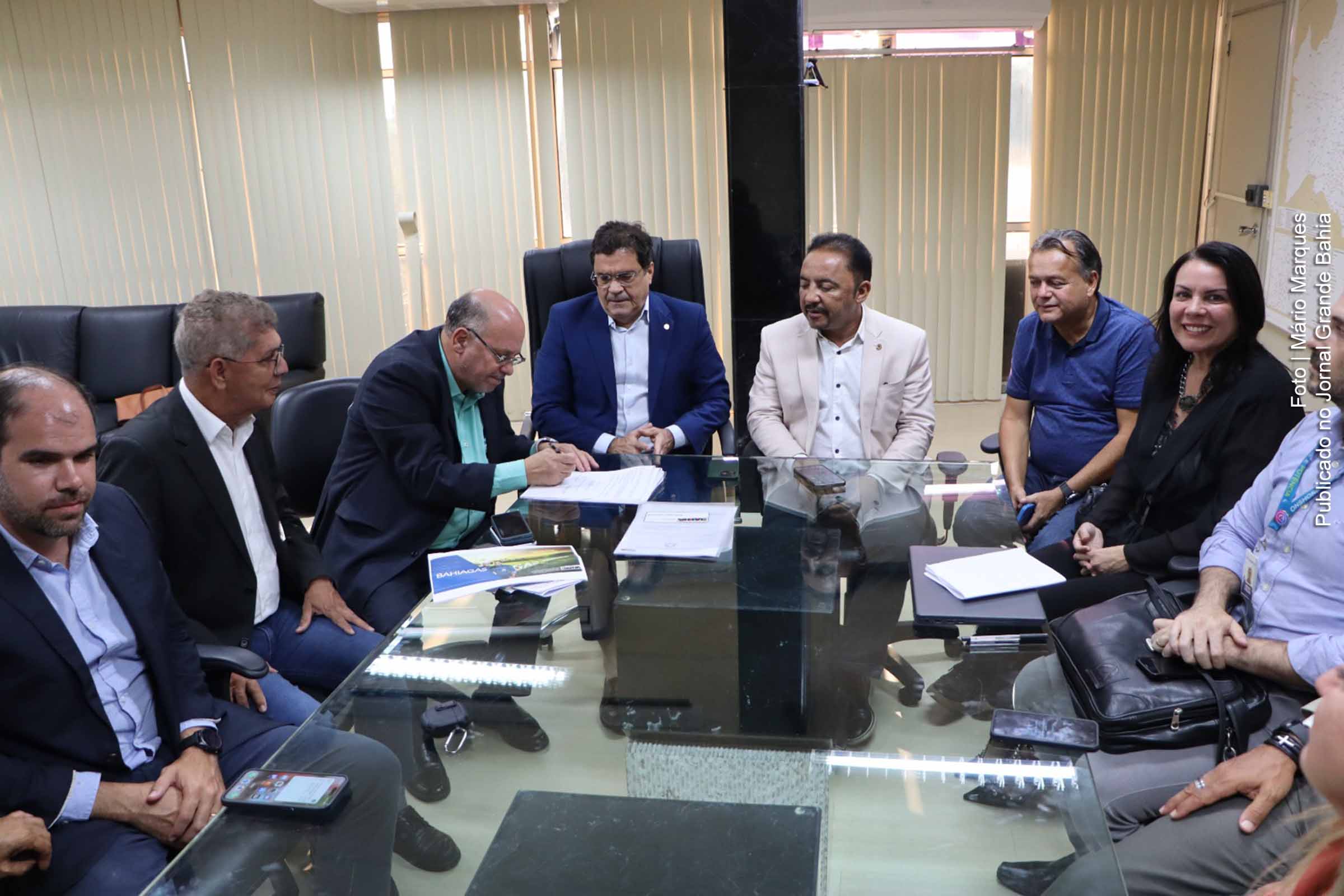 Protocolos de intenções assinados visam a implantação de estações de transferência em Vitória da Conquista e Juazeiro, impulsionando o desenvolvimento regional.