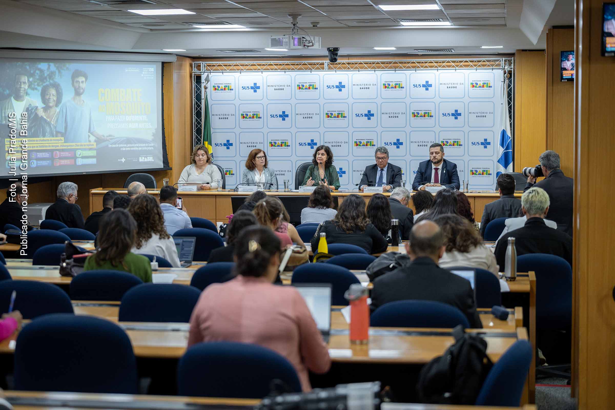 Ministra da Saúde, Nísia Trindade, em coletiva de imprensa para anúncio da estratégia de vacinação contra a dengue.