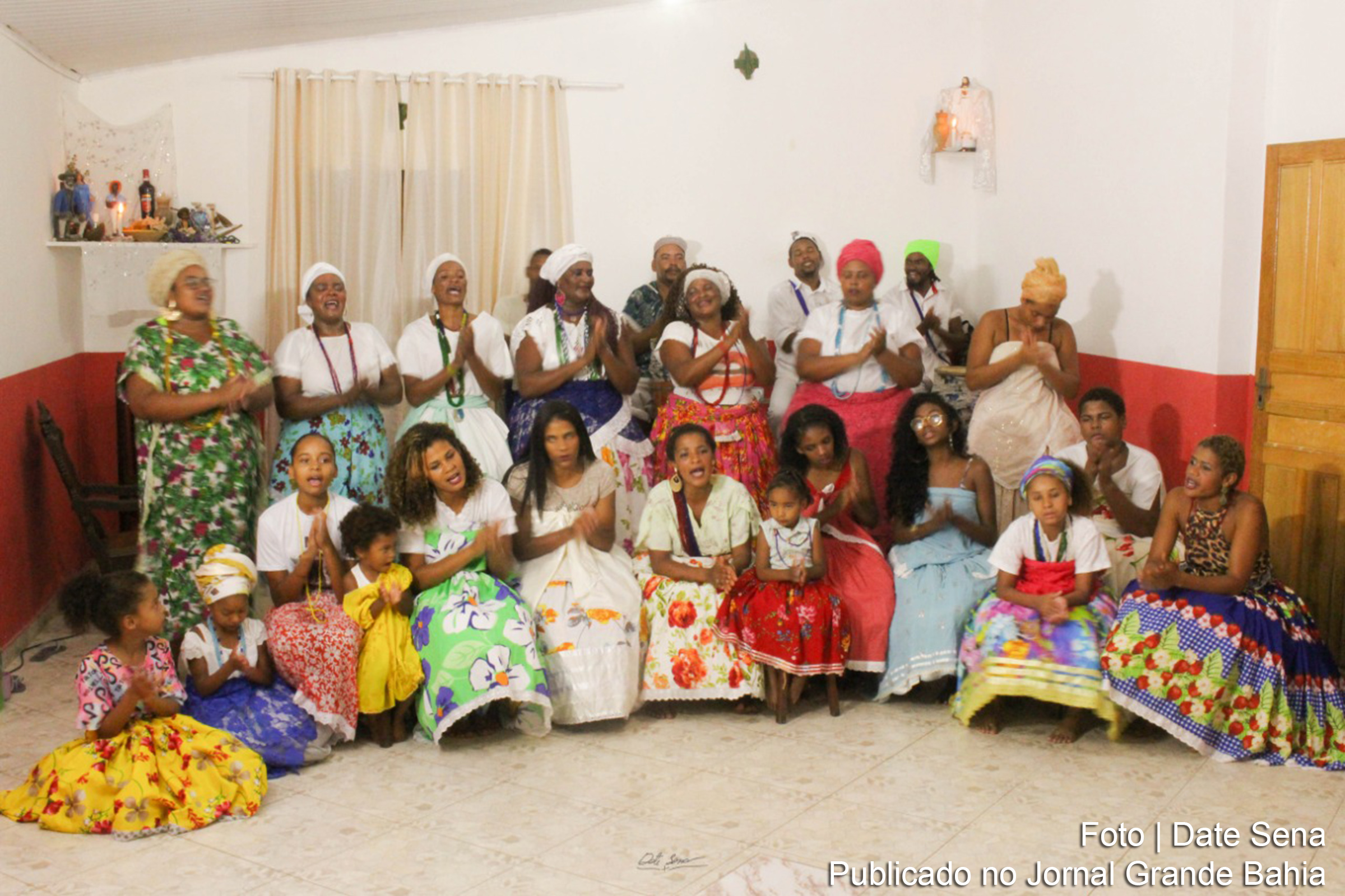 Grupo de mulheres do Terreiro de Xangô, situado no Quilombo Urbano do Beco de Dola, Vitória da Conquista (BA), apresenta álbum gravado no espaço sagrado, destacando a cultura e tradição da região.