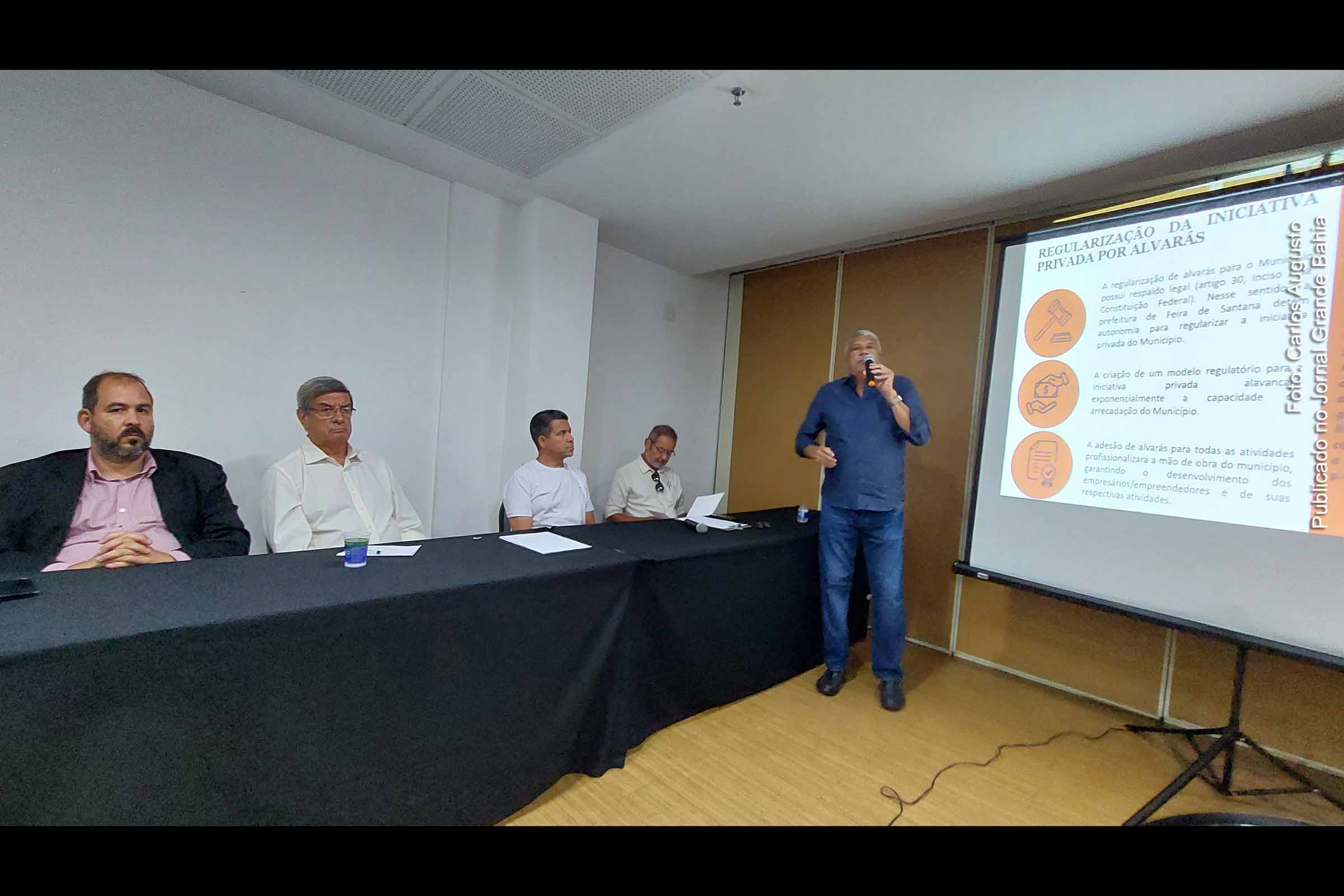 Hamilton Ramos, presidente do SINDESP, discute as dificuldades enfrentadas pelas empresas em obter alvarás durante coletiva de imprensa.