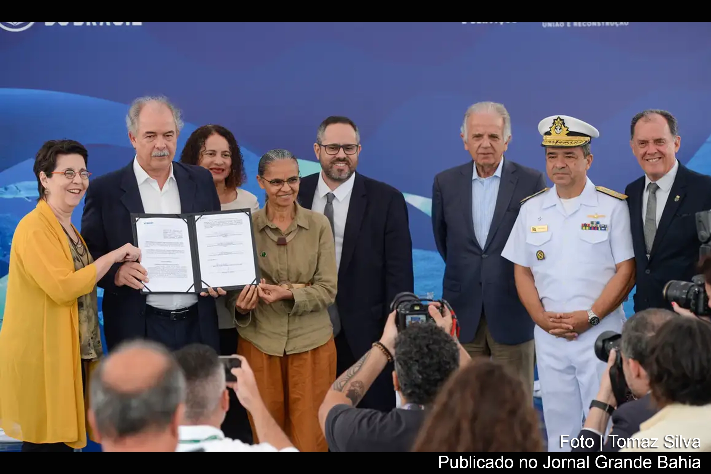 O Banco Nacional de Desenvolvimento Econômico e Social (BNDES) apresenta a iniciativa BNDES Azul, com foco no fortalecimento da indústria naval e pesquisa marinha.