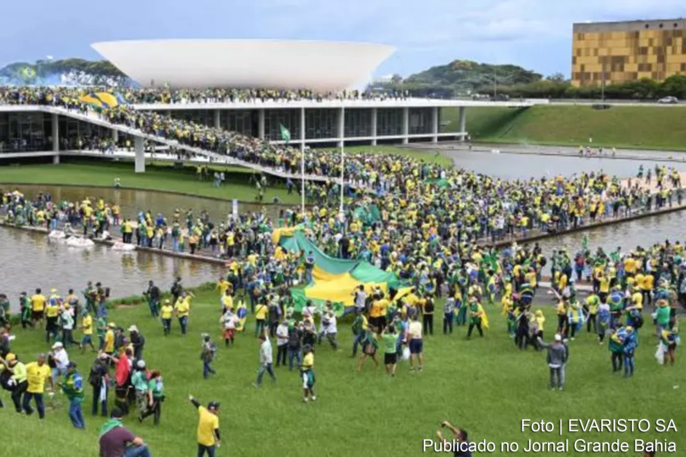 Apesar de afastado o risco de golpe, o país ainda lida com os resquícios da polarização política, enquanto o aniversário dos eventos de 8 de janeiro de 2023 é marcado por reflexões sobre a estabilidade democrática.