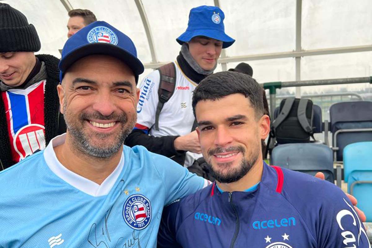O executivo Jonnhy Marcio Bahiense Senna, residente em Londres, foi à Manchester para cumprimentar jogadores do Bahia e na foto Cauly.