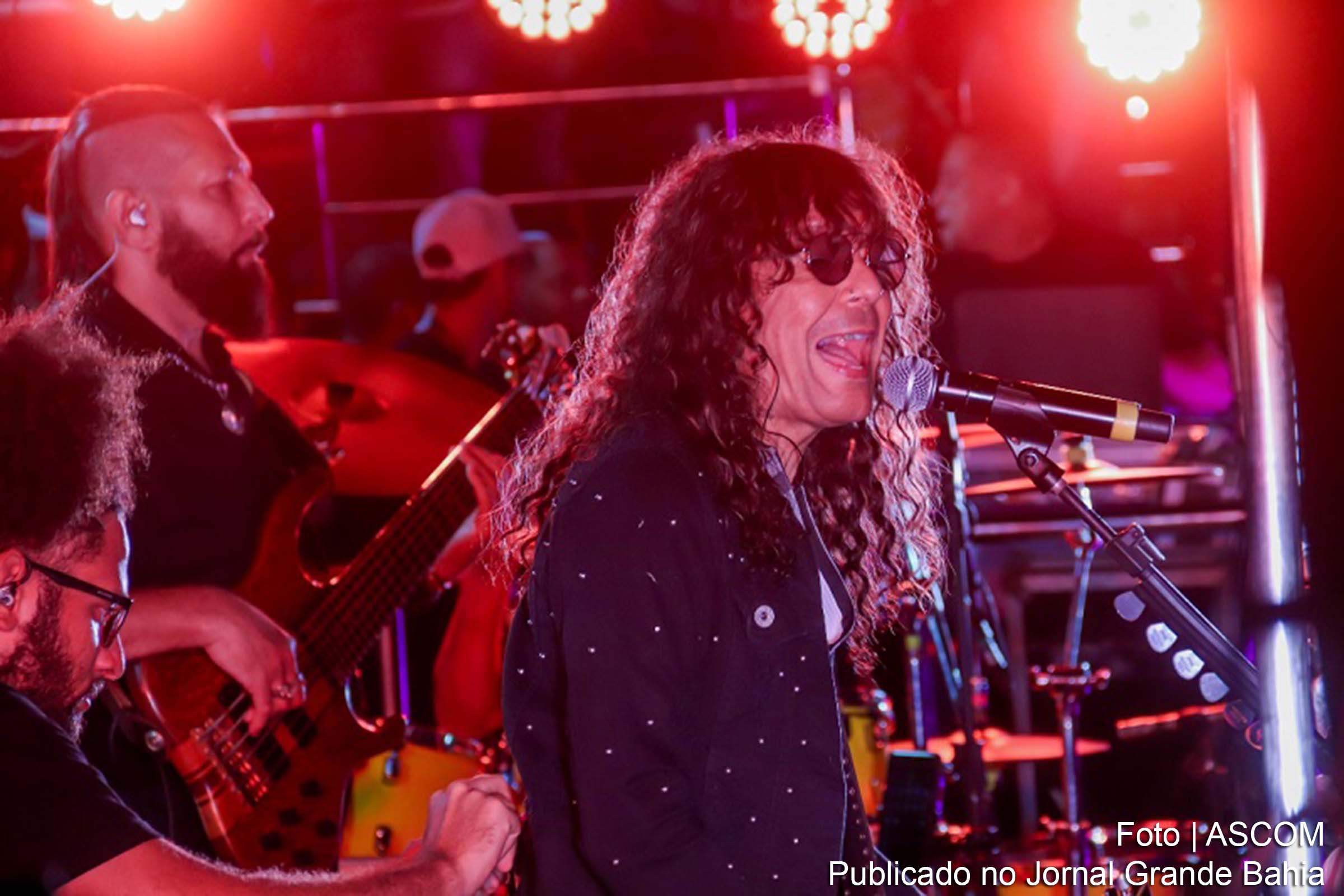 Terceira noite do 'Carnaval de Juazeiro - Carnaval de Todos' agita foliões com diversidade musical e apresentação marcante de Luiz Caldas.