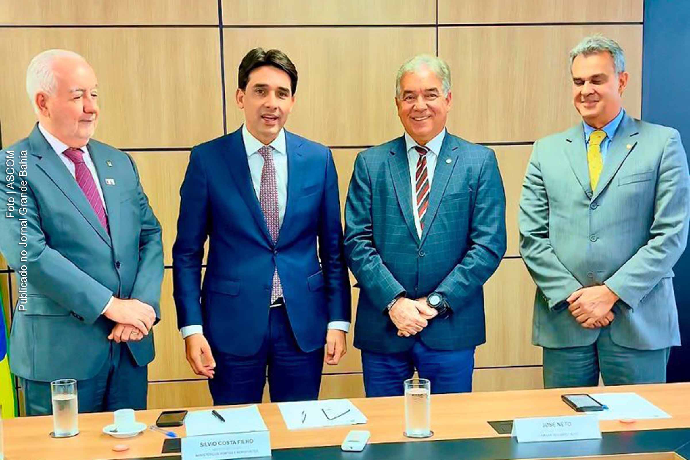 O ministro Silvio Costa Filho anuncia a autorização para ampliação da pista durante reunião em Brasília com o deputado Zé Neto, o secretário Sérgio Brito e Marcus Cavalcanti.