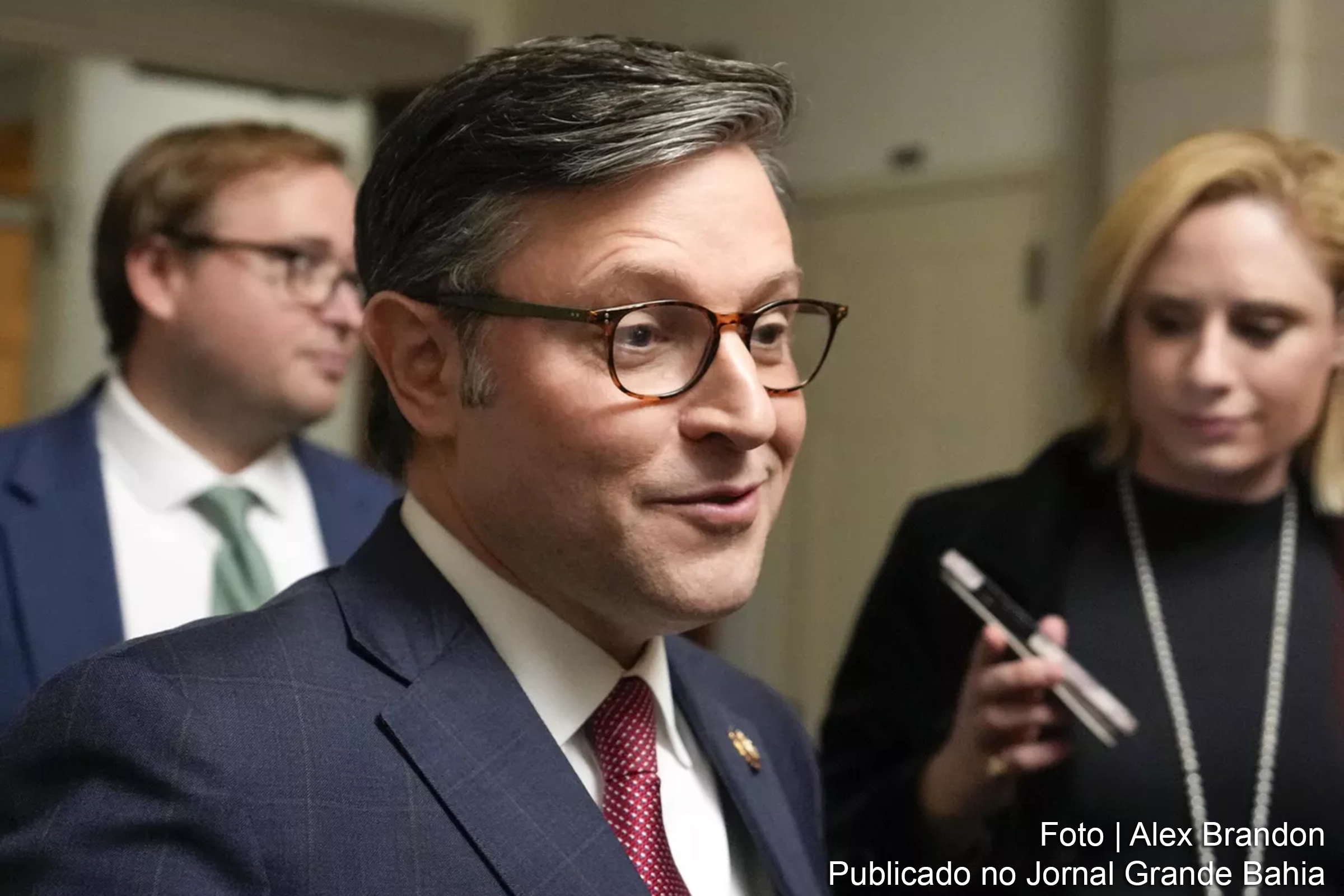 Mike Johnson, presidente da Câmara dos EUA, denuncia situação crítica na fronteira e atribui responsabilidade a Joe Biden.