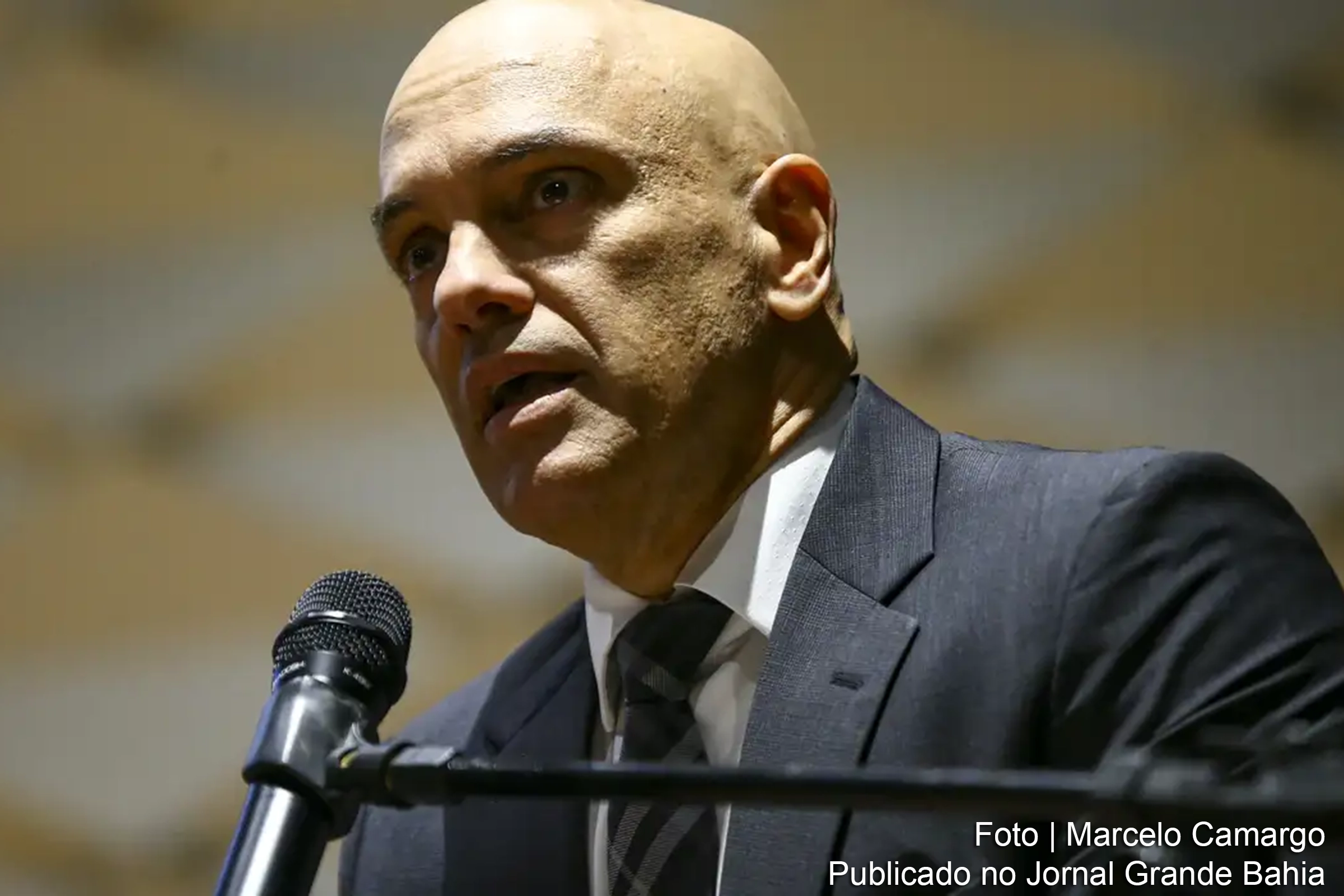 Decisão do TSE aponta indícios de fraude na filiação de Lula ao PL, partido rival, e aciona a Polícia Federal para investigação.