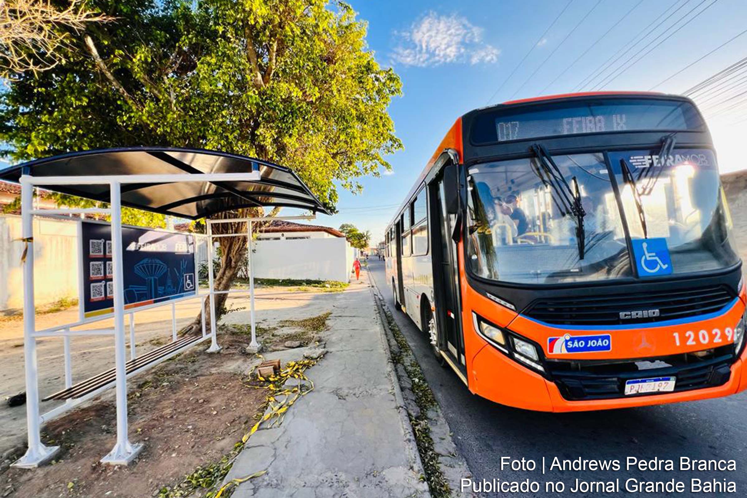 Prefeitura de Feira de Santana instala abrigo inovador com QR Code na Via Principal A, oferecendo conforto e serviços digitais aos usuários do transporte público no Conjunto Feira IX.