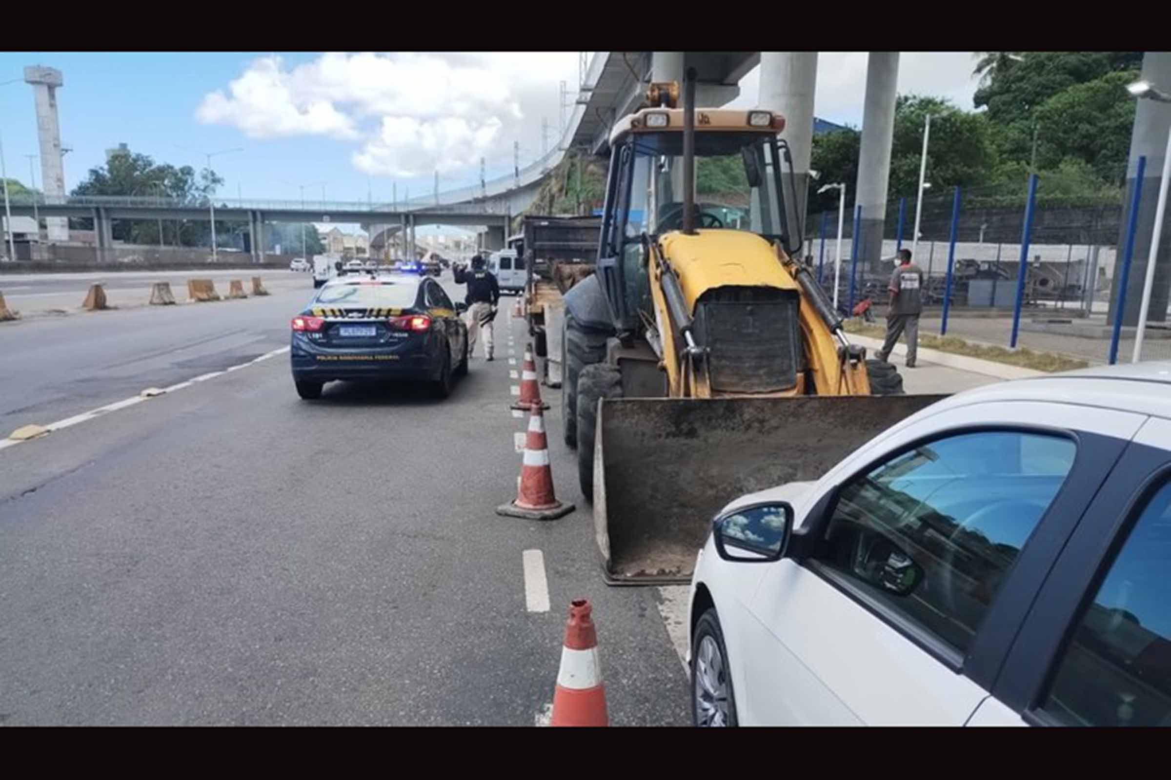 Operação conjunta da PRF e ViaBahia realiza desocupação das margens da Rodovia BR-324; Iniciativa objetiva garantir segurança