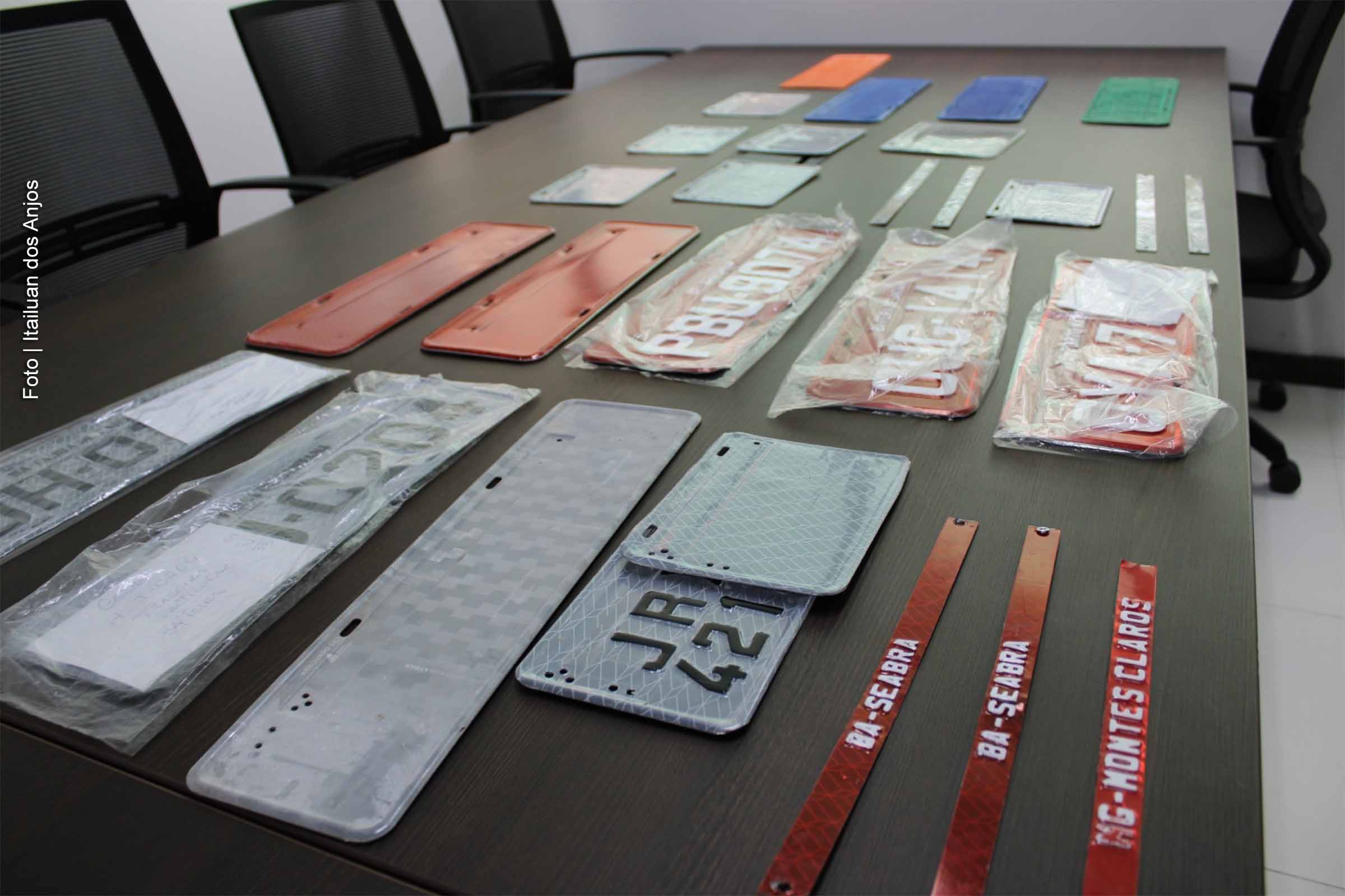 O Departamento Estadual de Trânsito da Bahia suspende empresa estampadora de Feira de Santana após flagrar venda irregular de placas sem autorização legal.