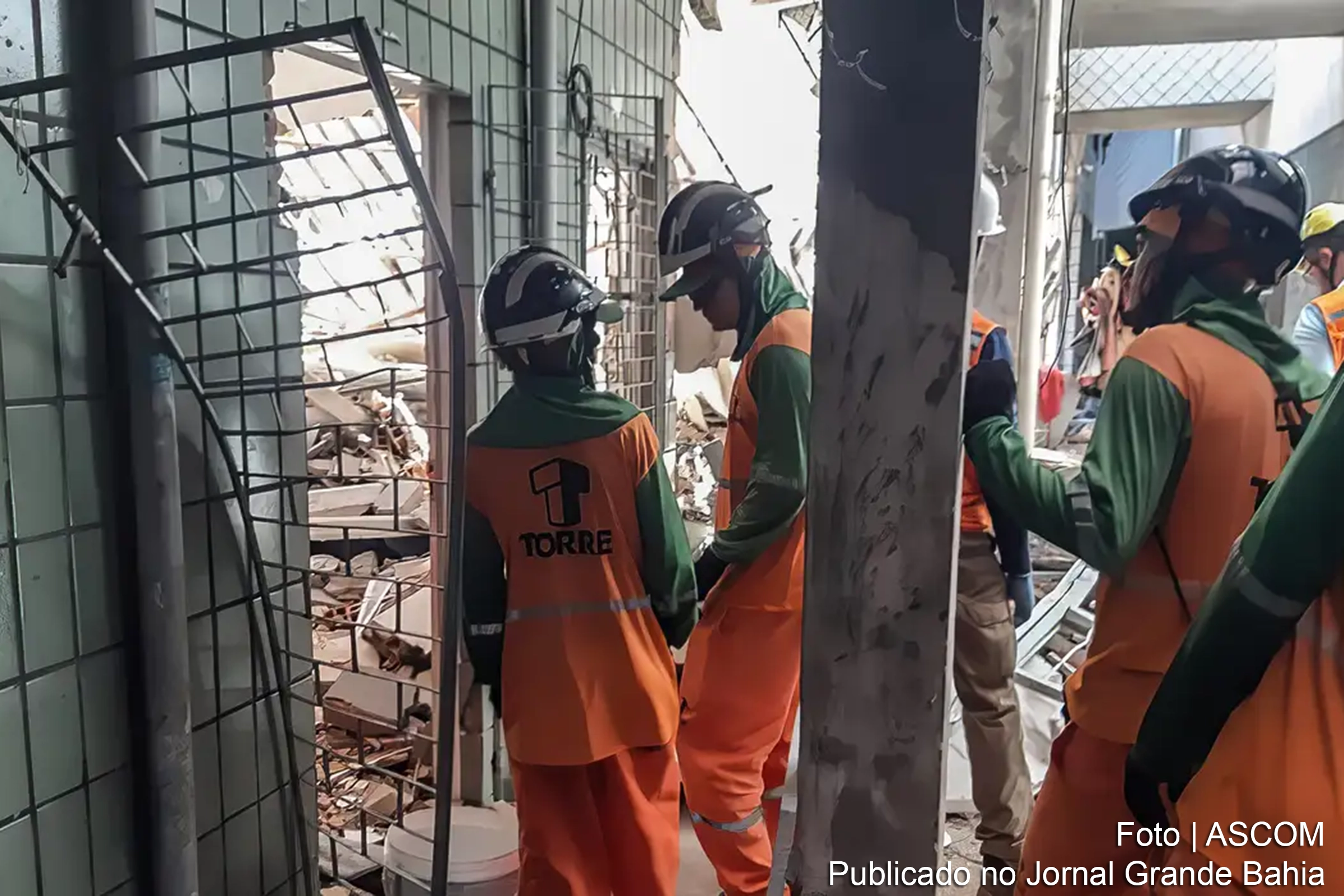 Corpo de Bombeiros de Sergipe trabalha incansavelmente nos escombros de edifício que desabou, deixando três mortos e 14 feridos.
