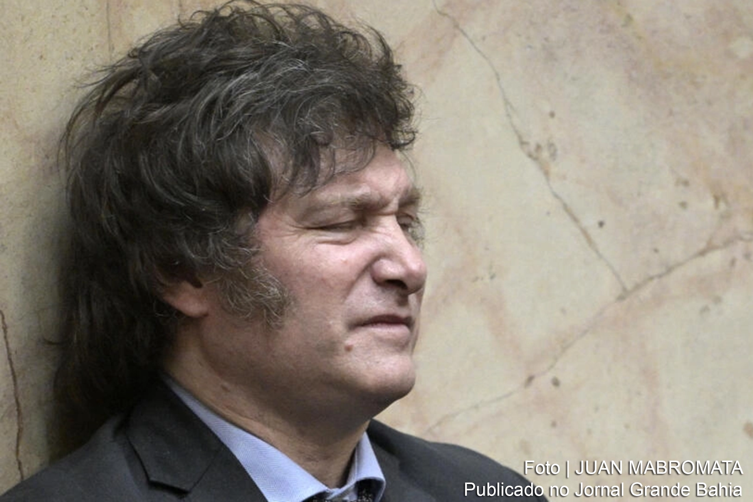 Após um mês à frente do governo, Javier Milei enfrenta obstáculos e contestações ao tentar implementar uma revolução liberal na Argentina.