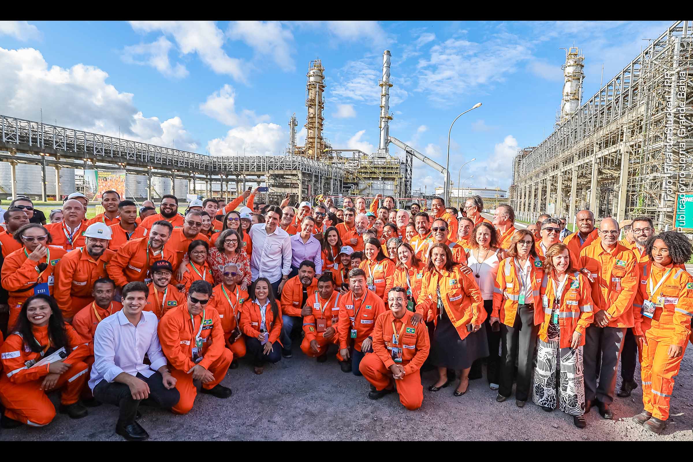 Presidente Lula da Silva e representantes da Petrobras durante anúncio da retomada da Refinaria Abreu e Lima, em Pernambuco.