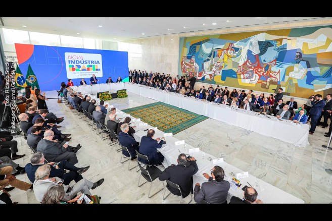 Durante reunião do Conselho Nacional de Desenvolvimento Industrial (CNDI) no Palácio do Planalto, presidente Lula anuncia liberação de recursos federais para empréstimo do setor industrial do Brasil. Nova Indústria Brasil (NIB) busca impulsionar setor industrial brasileiro com investimentos públicos e privados.