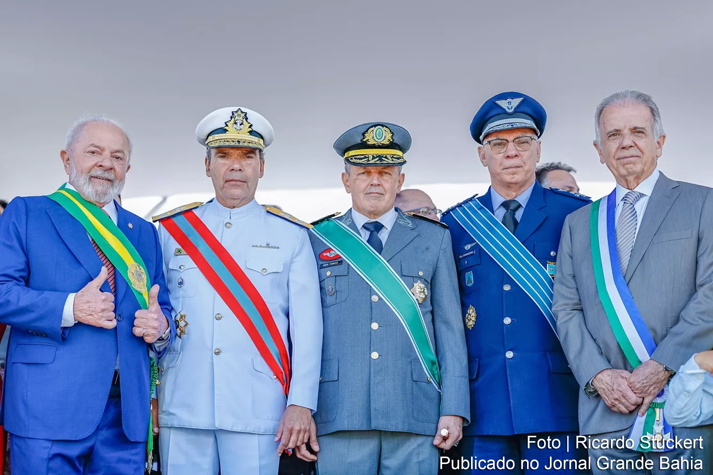 Relações estremecidas entre Lula e Forças Armadas foram suavizadas por articulações e diálogo, superando tensões e evitando confrontos.