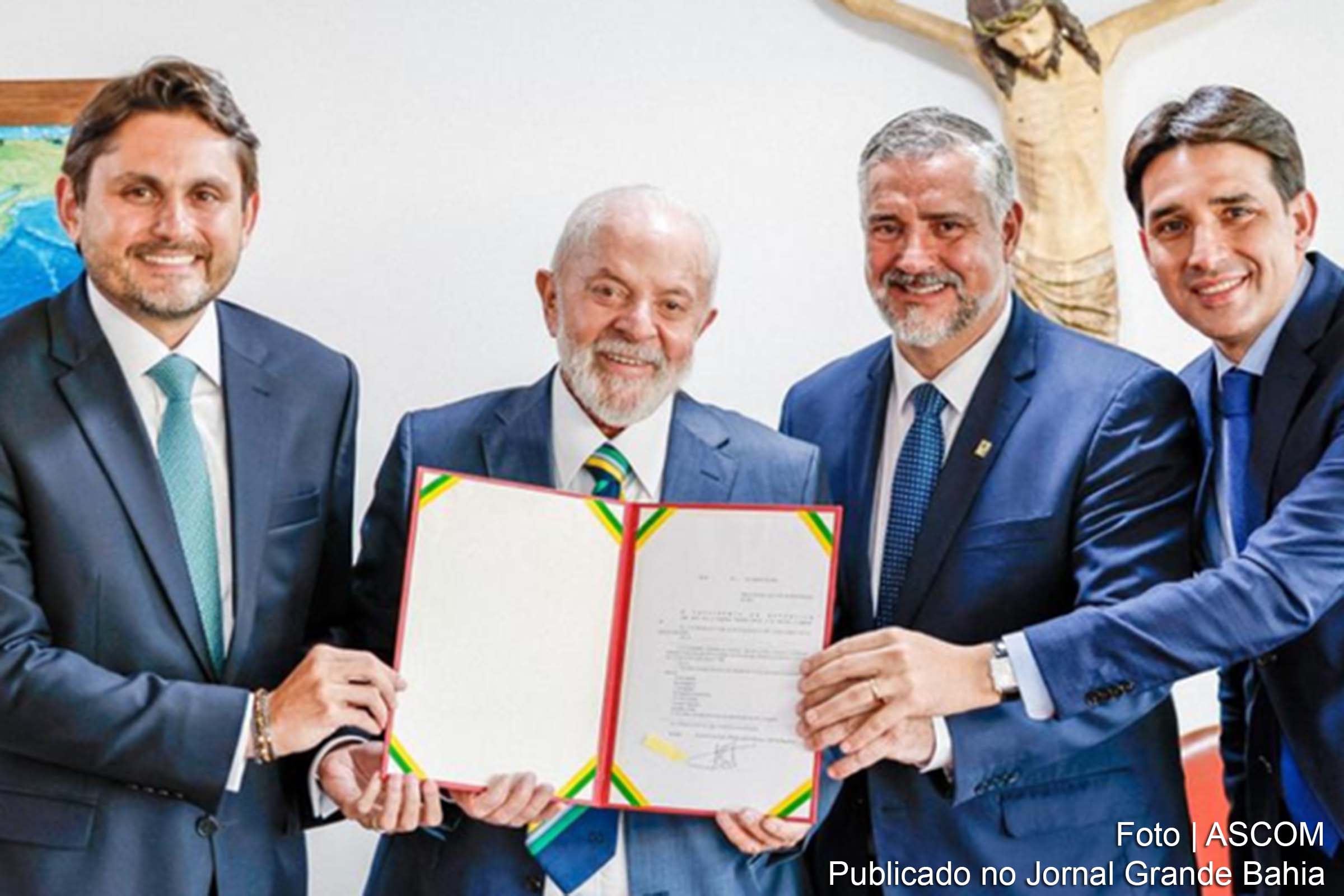 Ministro Juscelino Filho se encontra com o presidente Lula para a cerimônia simbólica de sanção do PL que atualiza a regulamentação da radiodifusão.