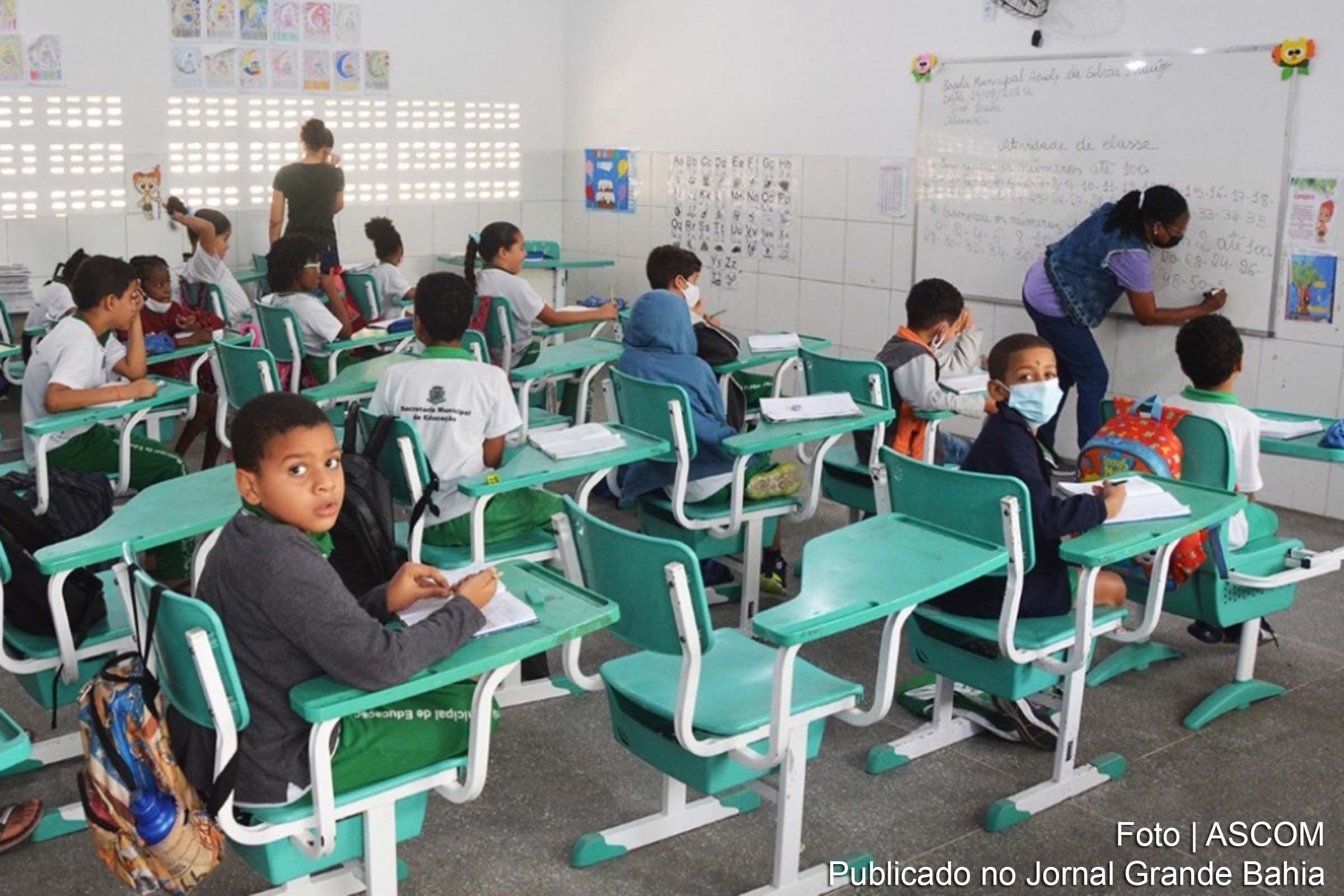 Alunos da rede municipal de ensino se preparam para desfrutar das férias, que vão até 19 de fevereiro, enquanto educadores se preparam para a semana pedagógica e o novo ano letivo.