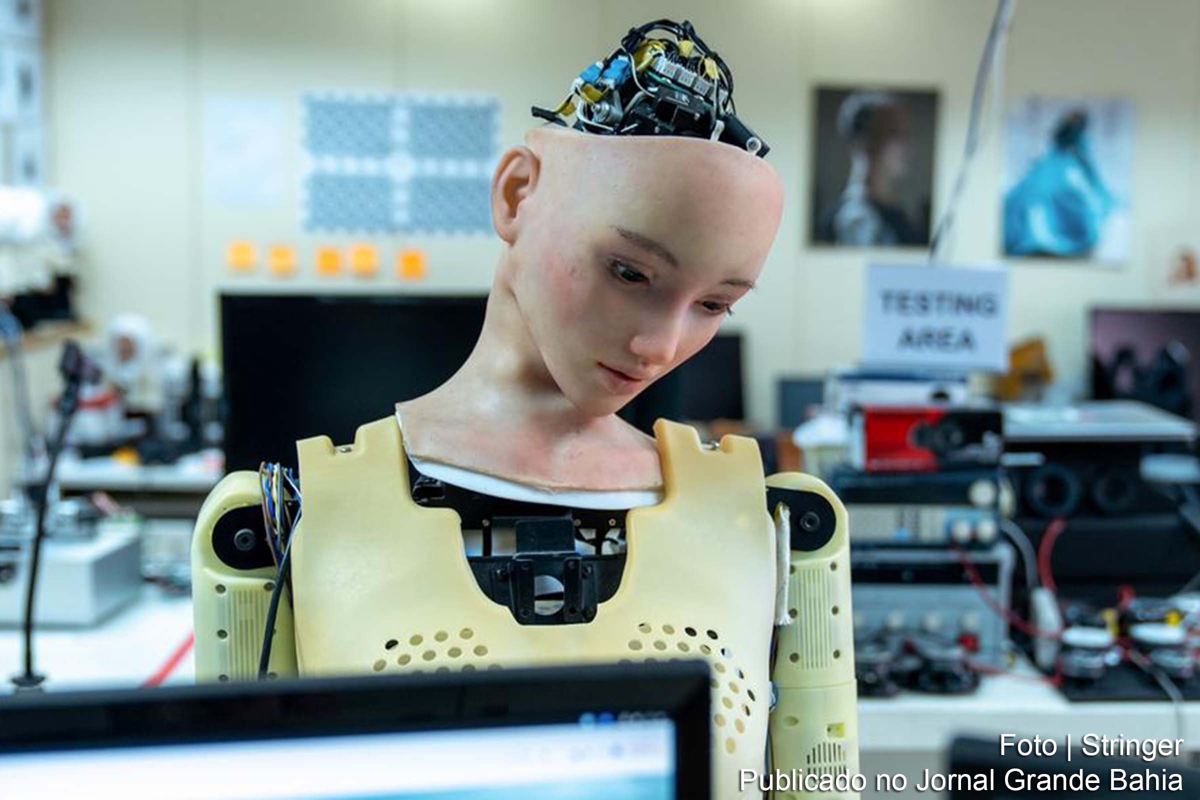 Enquanto o avanço da tecnologia gera apreensões no mercado de trabalho brasileiro, especialistas debatem soluções para mitigar desigualdades e preparar a população para as transformações iminentes.