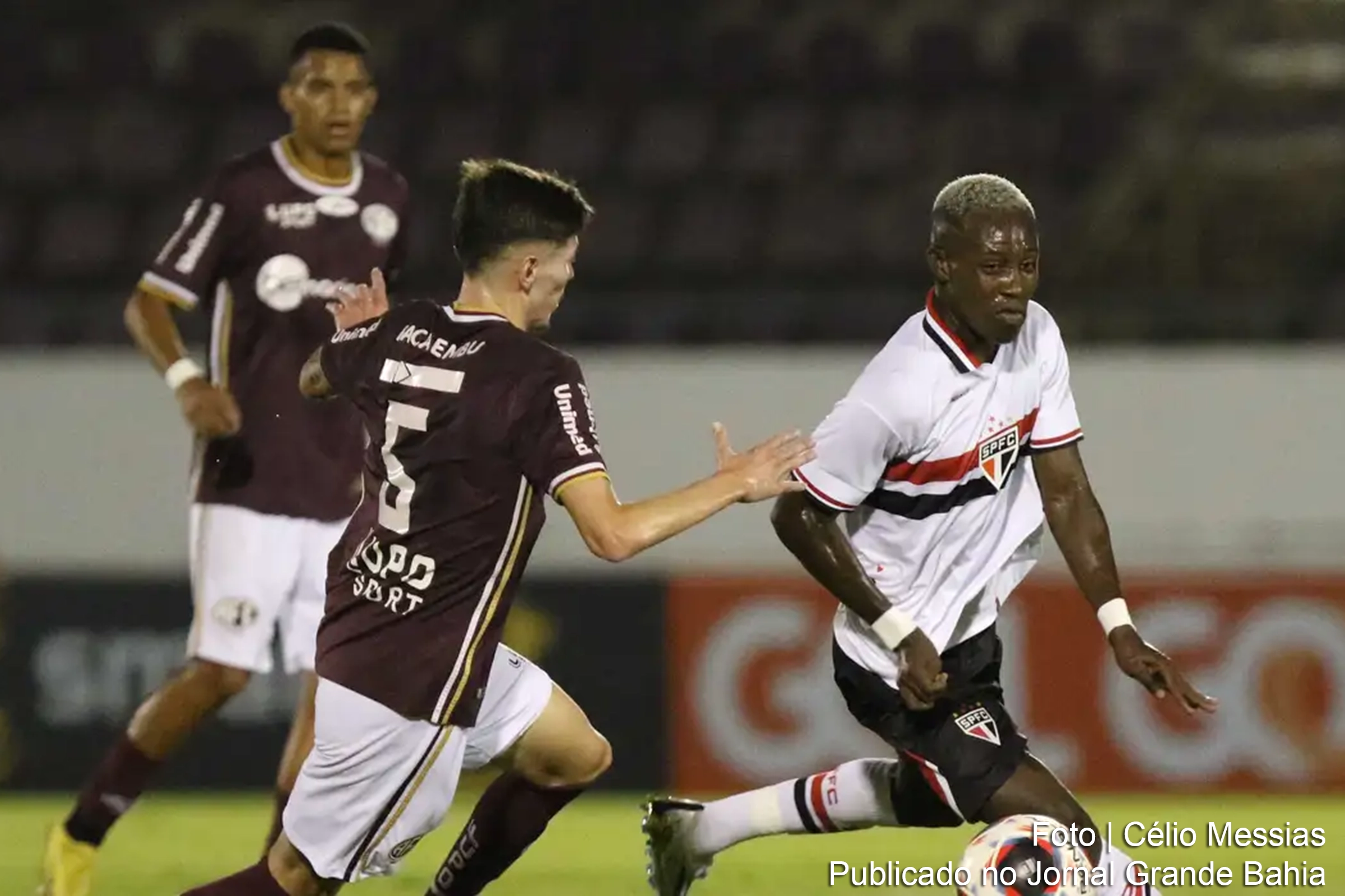O São Paulo conquista vitória crucial sobre a Ferroviária por 2 a 1, garantindo seu lugar nas oitavas de final da Copa São Paulo de Futebol Júnior.