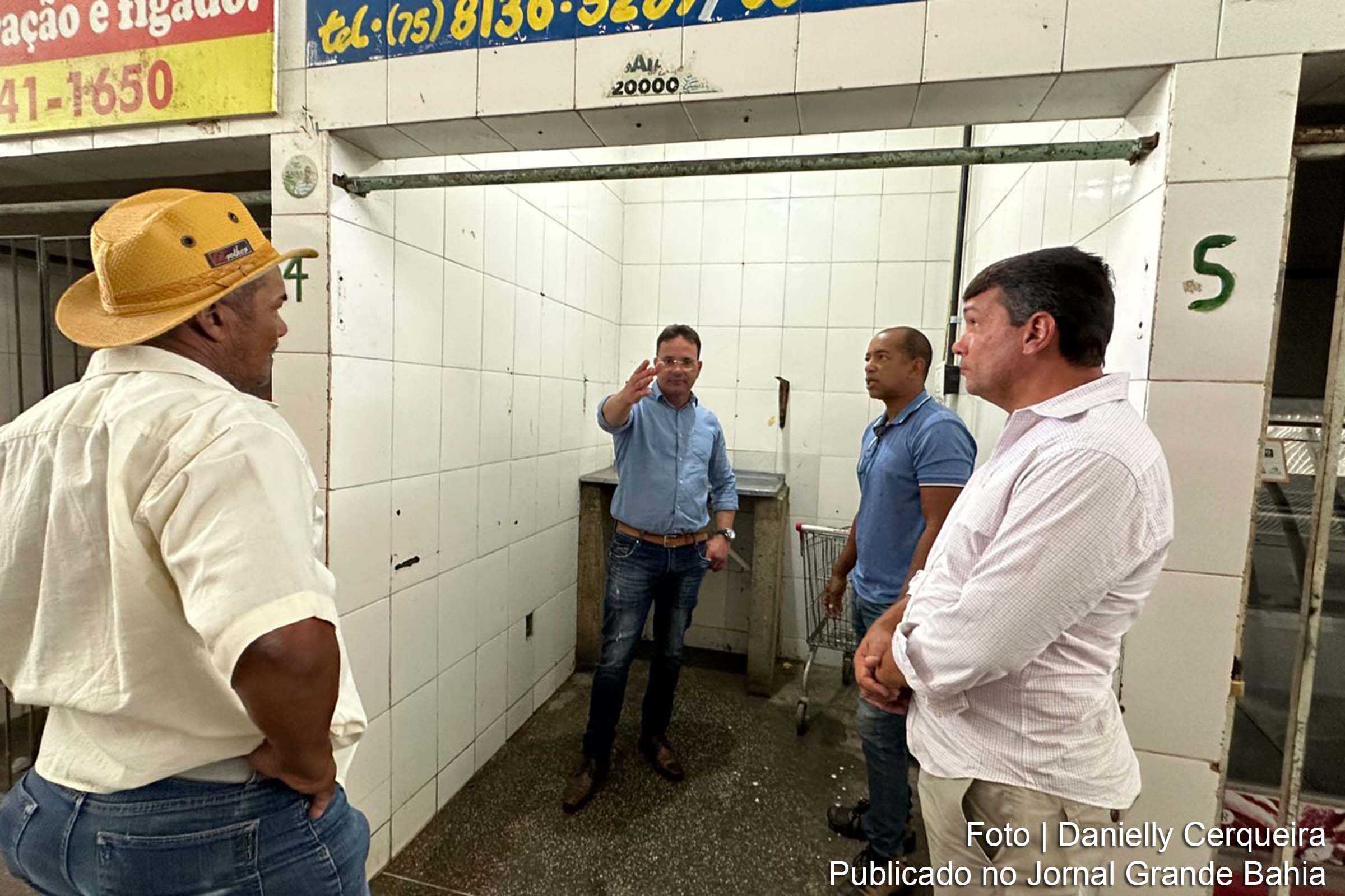 Secretário de Agricultura discute melhorias com comerciantes e anuncia relocação para espaços adequados na feira do Bairro Tomba.