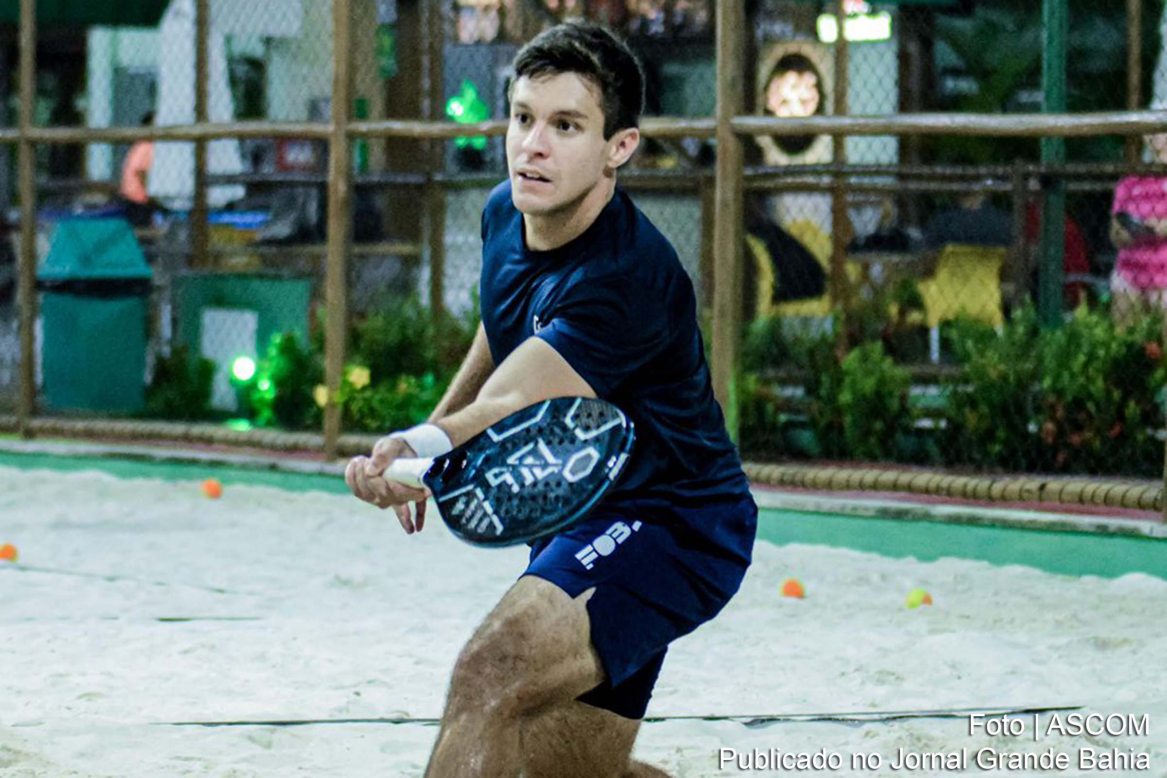 A primeira edição do torneio internacional ITF de Beach Tennis na Bahia começa com Silas Cerqueira, atleta local e ex-tenista de renome, sendo uma das principais atrações.