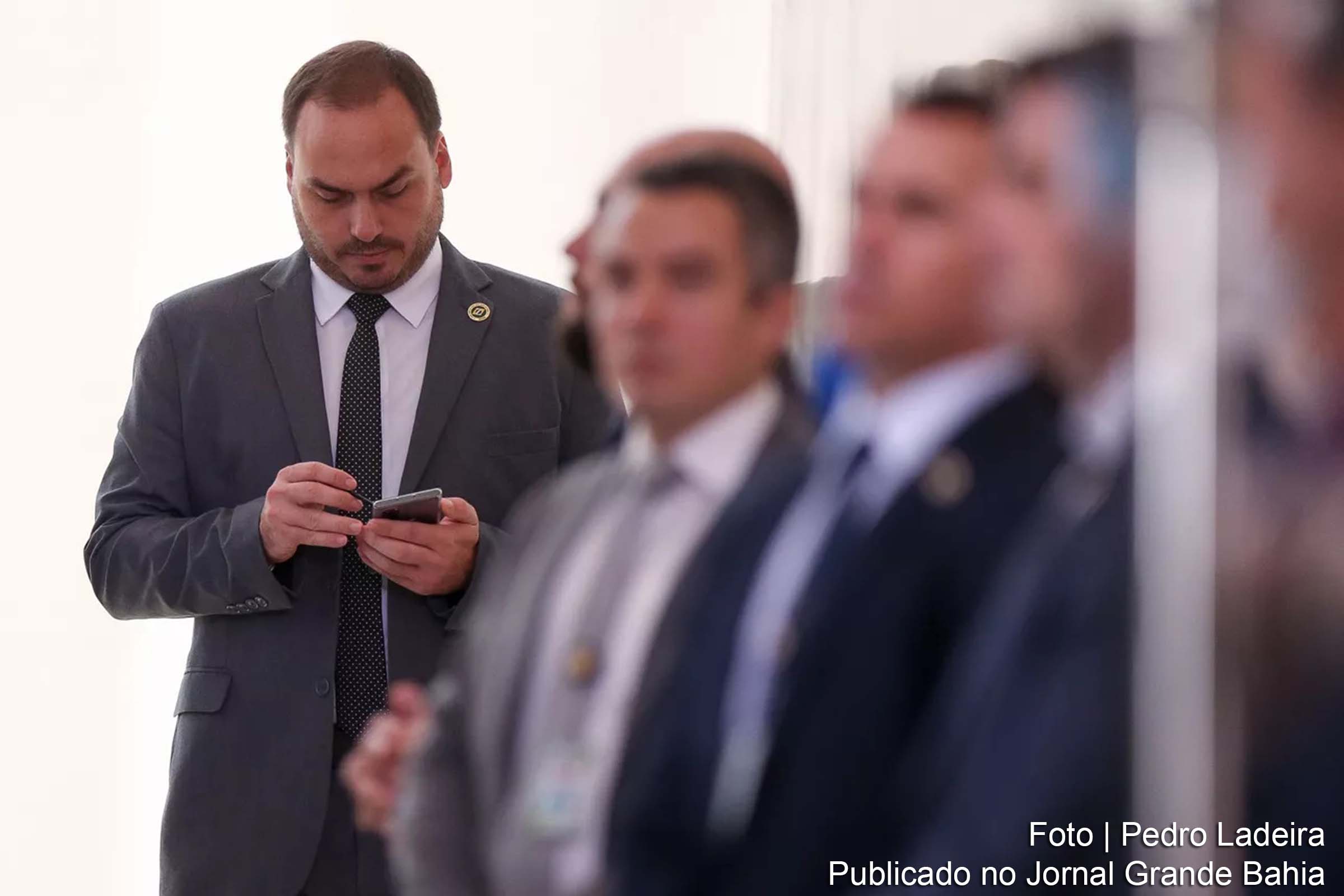 Polícia Federal realiza operação relacionada ao suposto uso ilegal de informações da Abin por Carlos Bolsonaro.