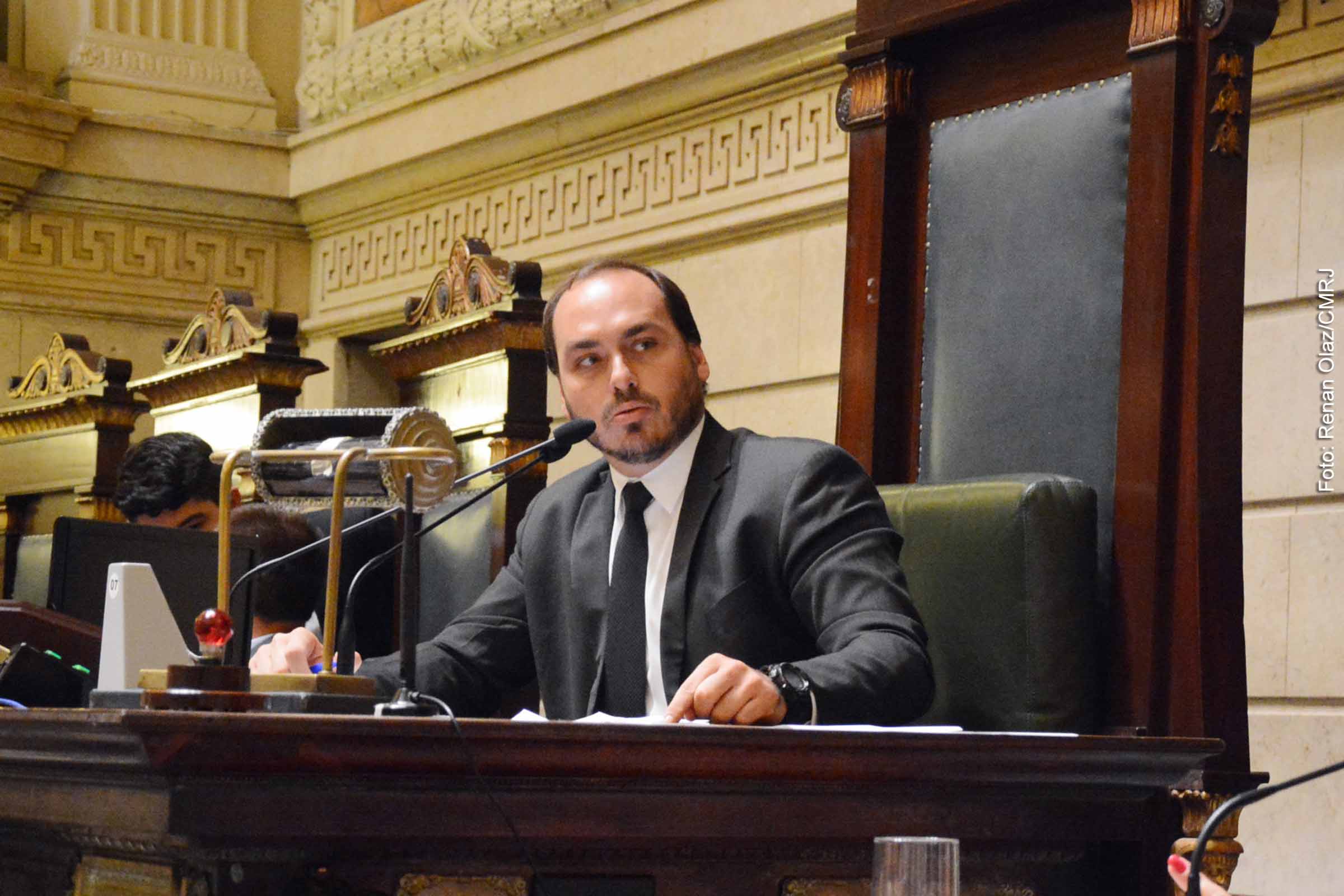 Filho do ex-presidente, vereador Carlos Bolsonaro é alvo de investigações relacionadas ao uso indevido da Abin para monitoramento ilegal; depoimento ocorre após operação da PF.