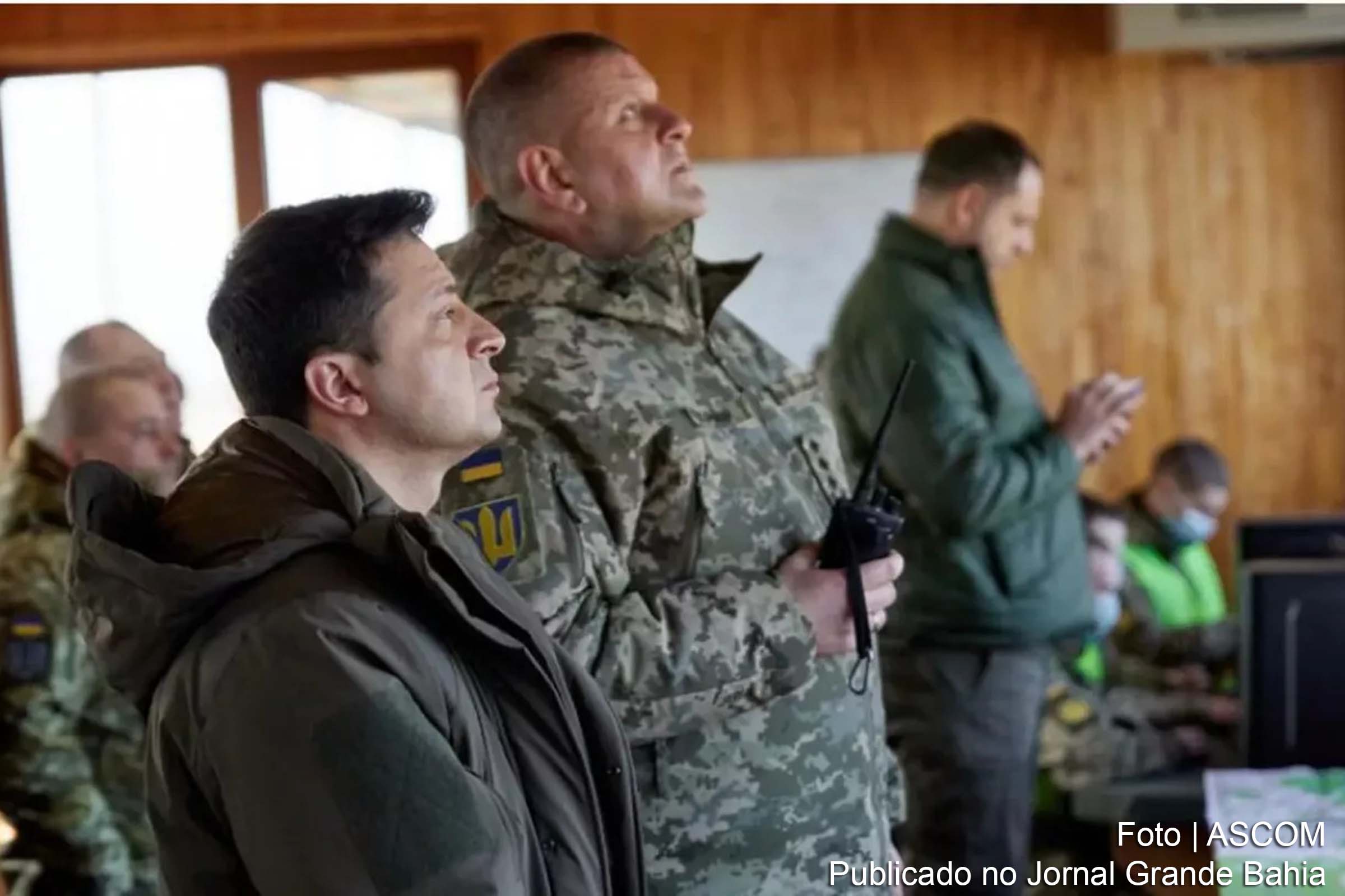 Presidente ucraniano Vladimir Zelensky nega alegações sobre a demissão do comandante das Forças Armadas, Valery Zaluzhny, enquanto atritos políticos geram especulações.