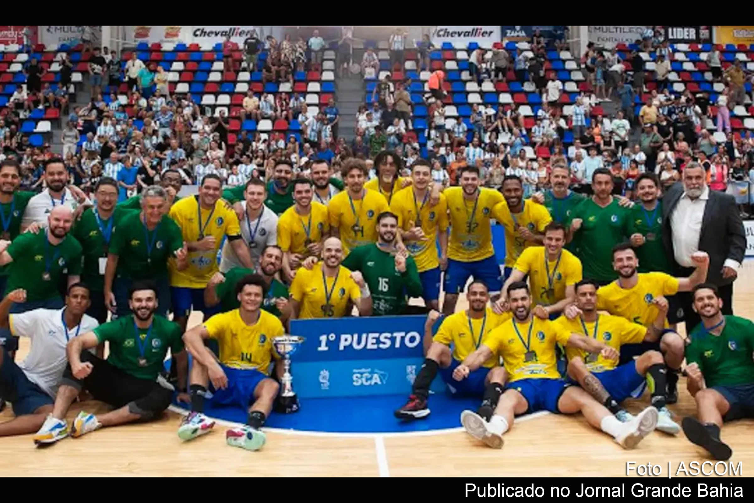 A equipe brasileira de handebol celebra a vitória sobre a Argentina, conquistando o título do Torneio Sul-Centro Americano em Buenos Aires.