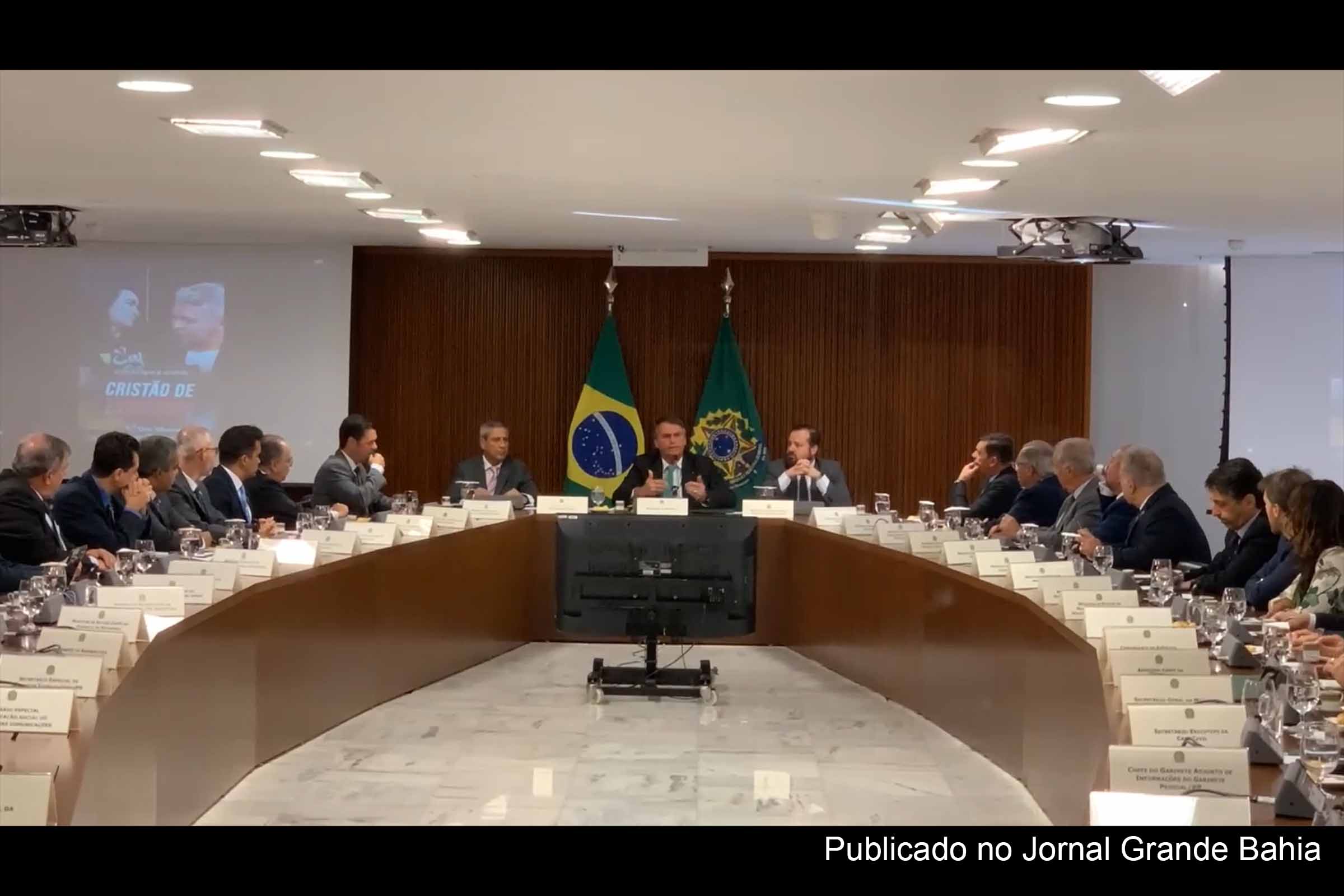 Ameaças à democracia foram discutidas durante reunião ministerial em 2022 por Jair Bolsonaro e membros do governo.