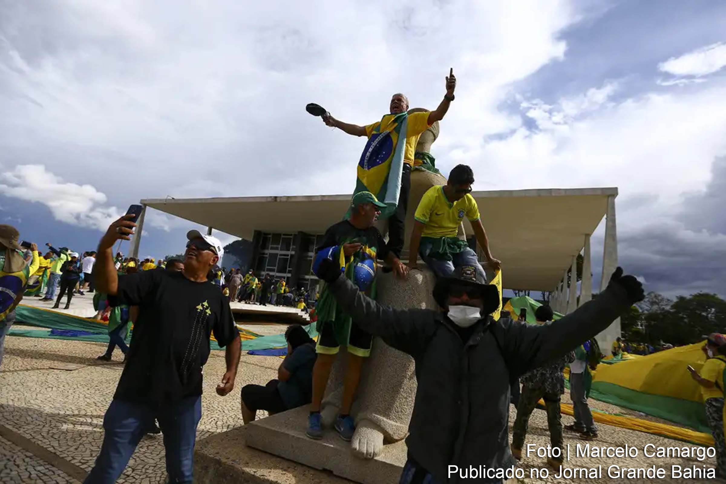 STF amplia condenações relacionadas aos atos de 8 de janeiro, enquanto Primeira Turma mantém prisão preventiva de oficiais da PMDF.
