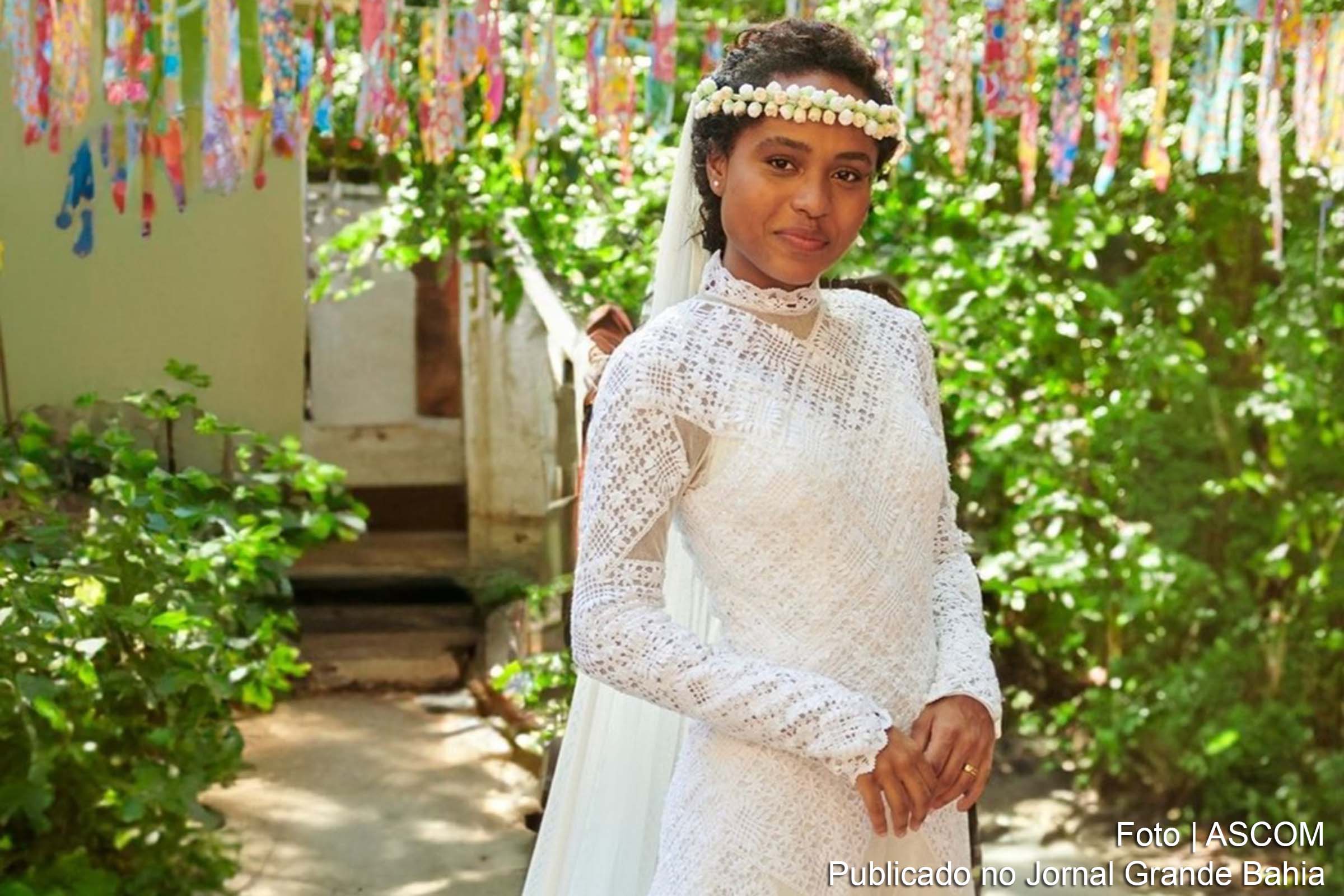 A Associação dos Artesãos de Saubara, conhecida por suas rendeiras habilidosas, destaca-se na confecção do vestido de noiva da personagem Maria Santa, interpretada pela atriz Duda Santos.