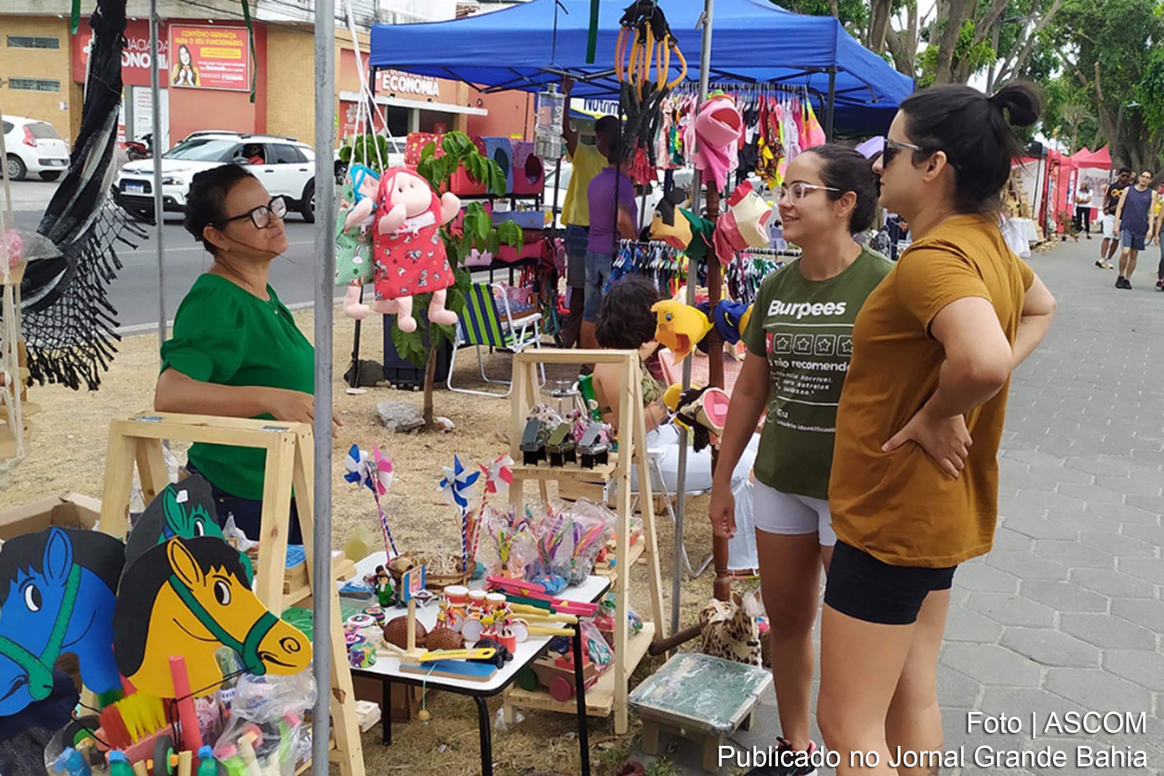 Exposição de obras de arte, venda de antiguidades e manifestações culturais marcam mais uma edição dos projetos Arte na Avenida, Feira de Antiguidades e Lá na Rua.