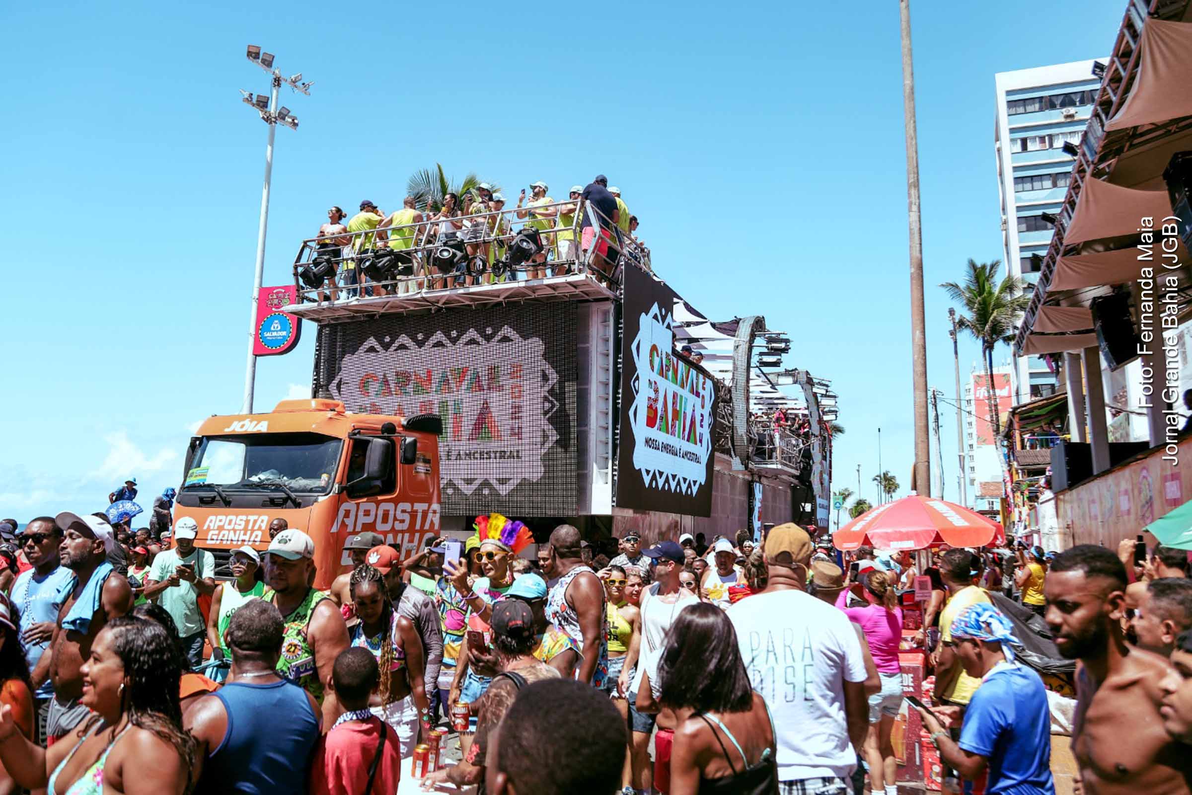 Bell Marques, pelo segundo ano consecutivo, lidera o animado "Arrastão" da Quarta-Feira de Cinzas, arrastando uma multidão de fãs pelo circuito Dodô (Barra-Ondina), em um trio sem cordas patrocinado pelo Governo do Estado.