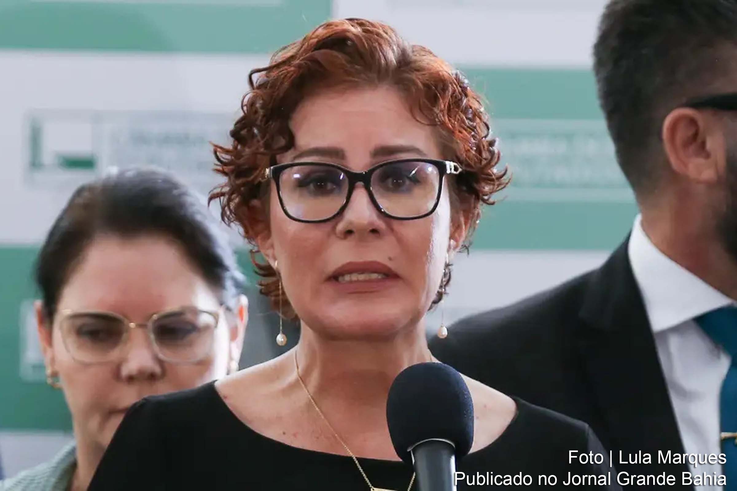 Tribunal Superior Eleitoral (TSE) determina multa de R$ 30 mil à deputada Carla Zambelli por propagar notícias falsas sobre o e-Título.