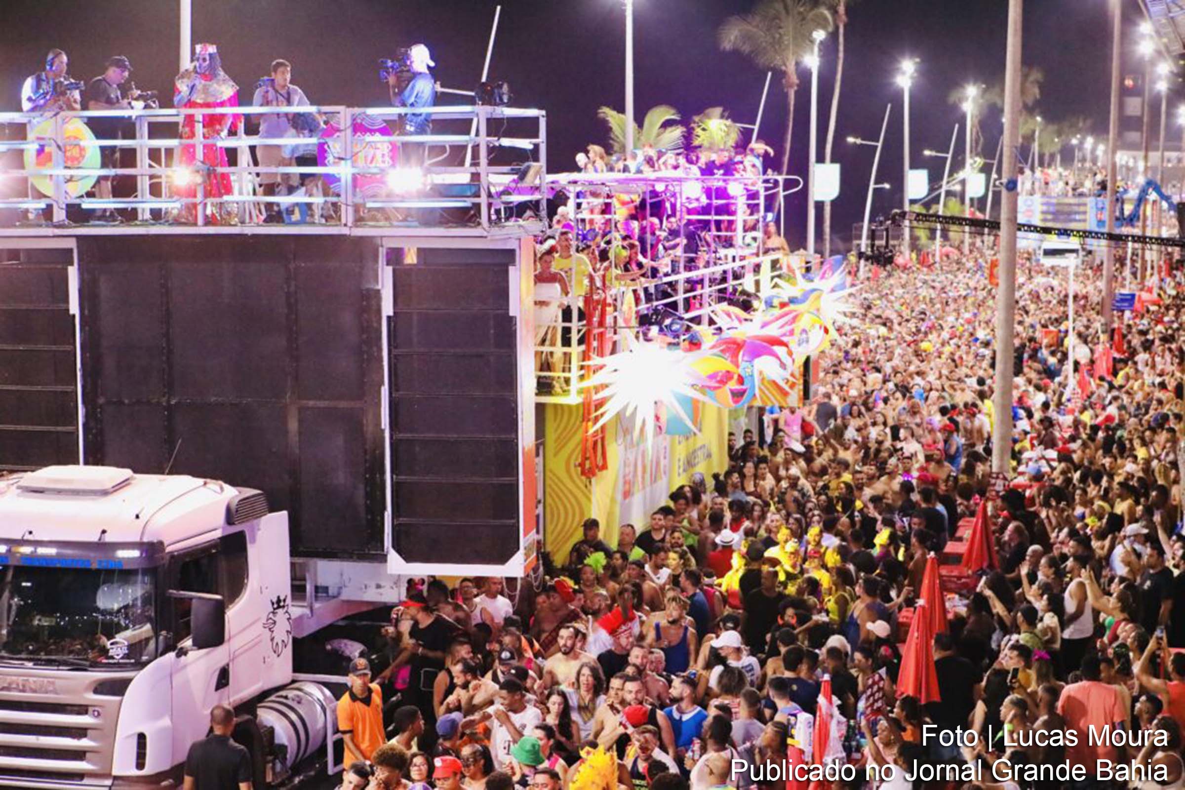 Reportagem da Associated Press destaca a história e importância do trio elétrico para o Carnaval de Salvador.