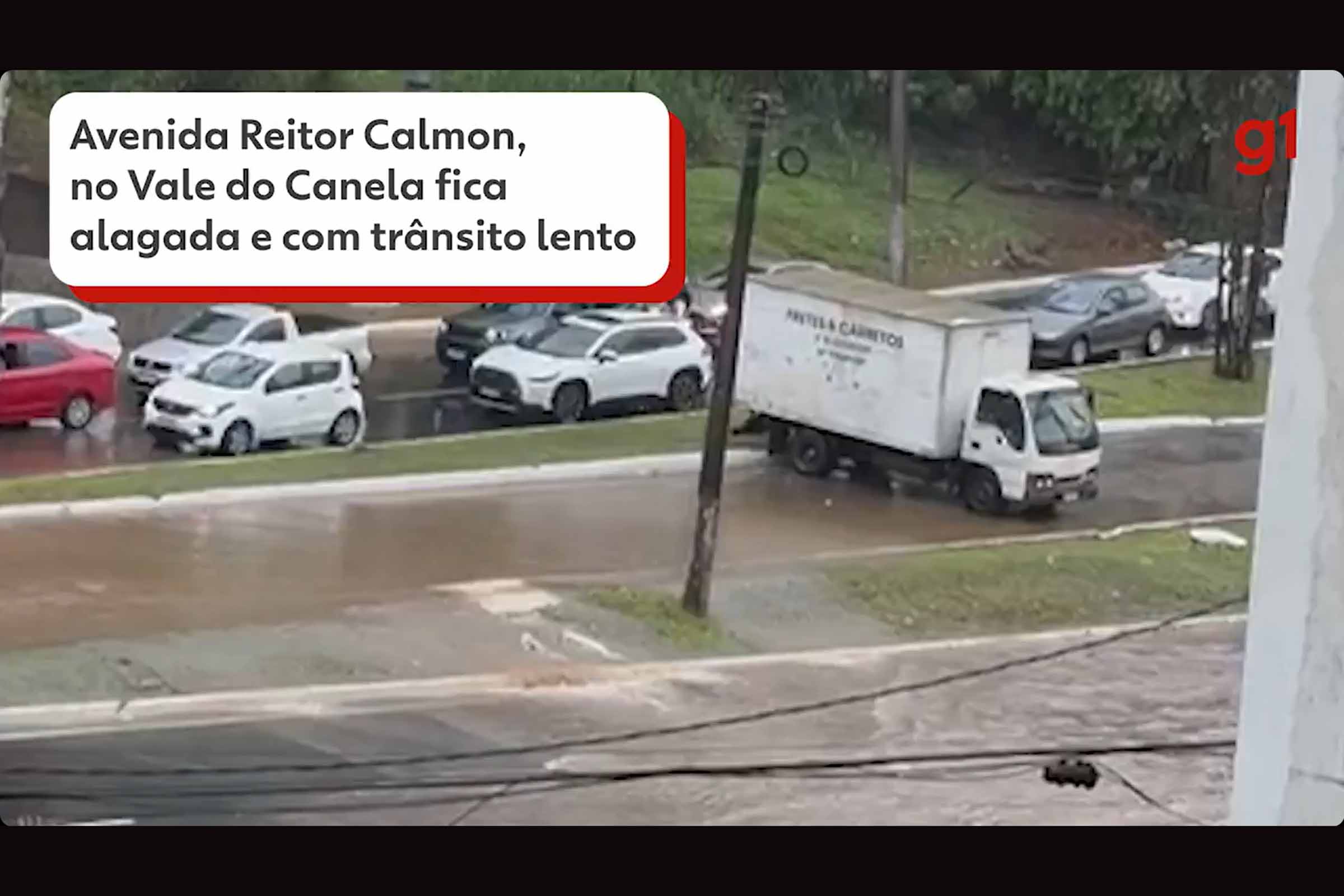 Chuvas intensas causaram alagamentos e deslizamentos em Salvador neste domingo de carnaval.