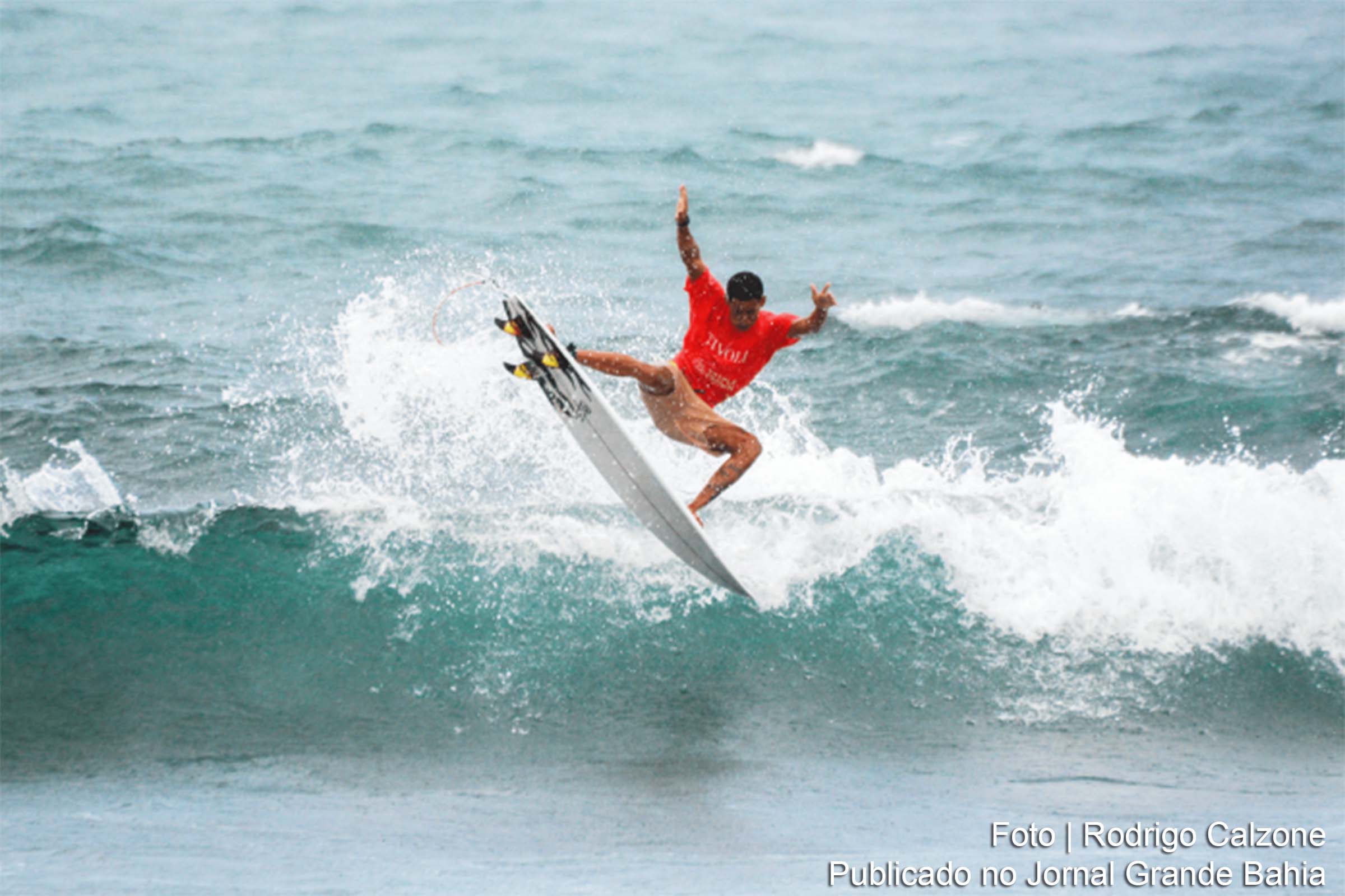Surfistas se preparam para competir na Praia da Tiririca durante o Itacaré Surf Festival, primeira etapa do Circuito Baiano de Surf de 2024.
