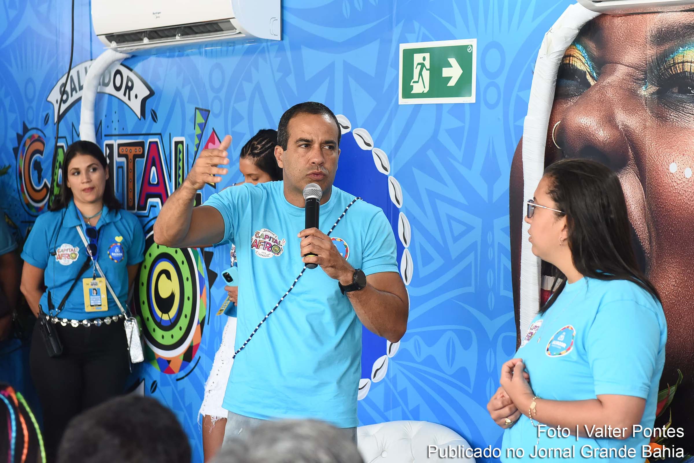 Bruno Reis, prefeito de Salvador, ressalta êxito do Carnaval 2024, recorde de público nos circuitos e melhorias para os ambulantes durante coletiva de imprensa.