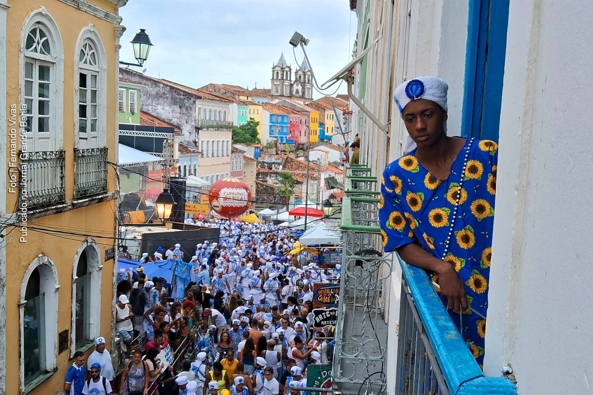 Jerônimo Rodrigues, governador da Bahia, participa do cortejo dos Filhos de Gandhy, ressaltando a importância da tradição e da paz.
