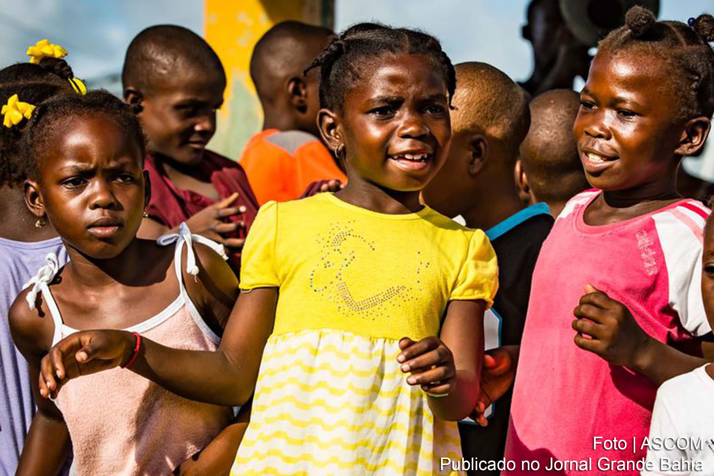 A escalada da violência armada no Haiti resulta em uma crise humanitária profunda, atingindo 170 mil crianças desabrigadas, conforme dados do Unicef.