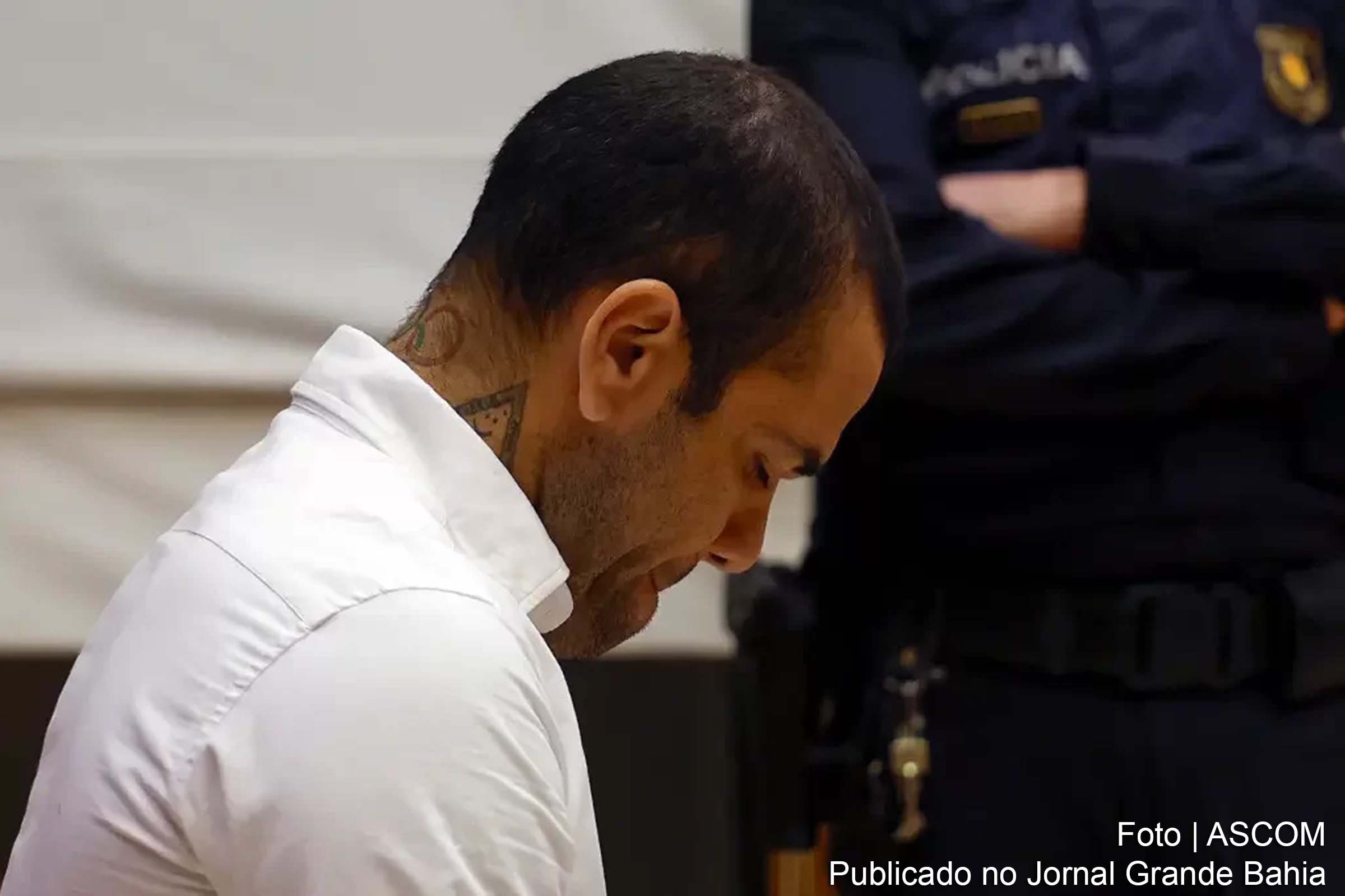 O ex-jogador brasileiro Daniel Alves foi condenado pelo Tribunal de Barcelona por estupro de uma mulher em uma boate da cidade.