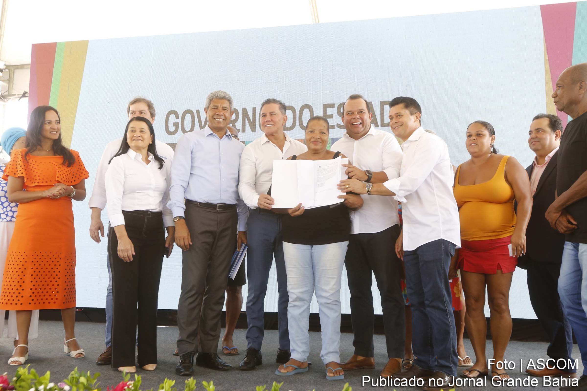 Emocionado, o Corregedor-Geral do TJBA, Desembargador José Edivaldo Rocha Rotondano, entrega títulos de Regularização Fundiária no bairro do Alagados.