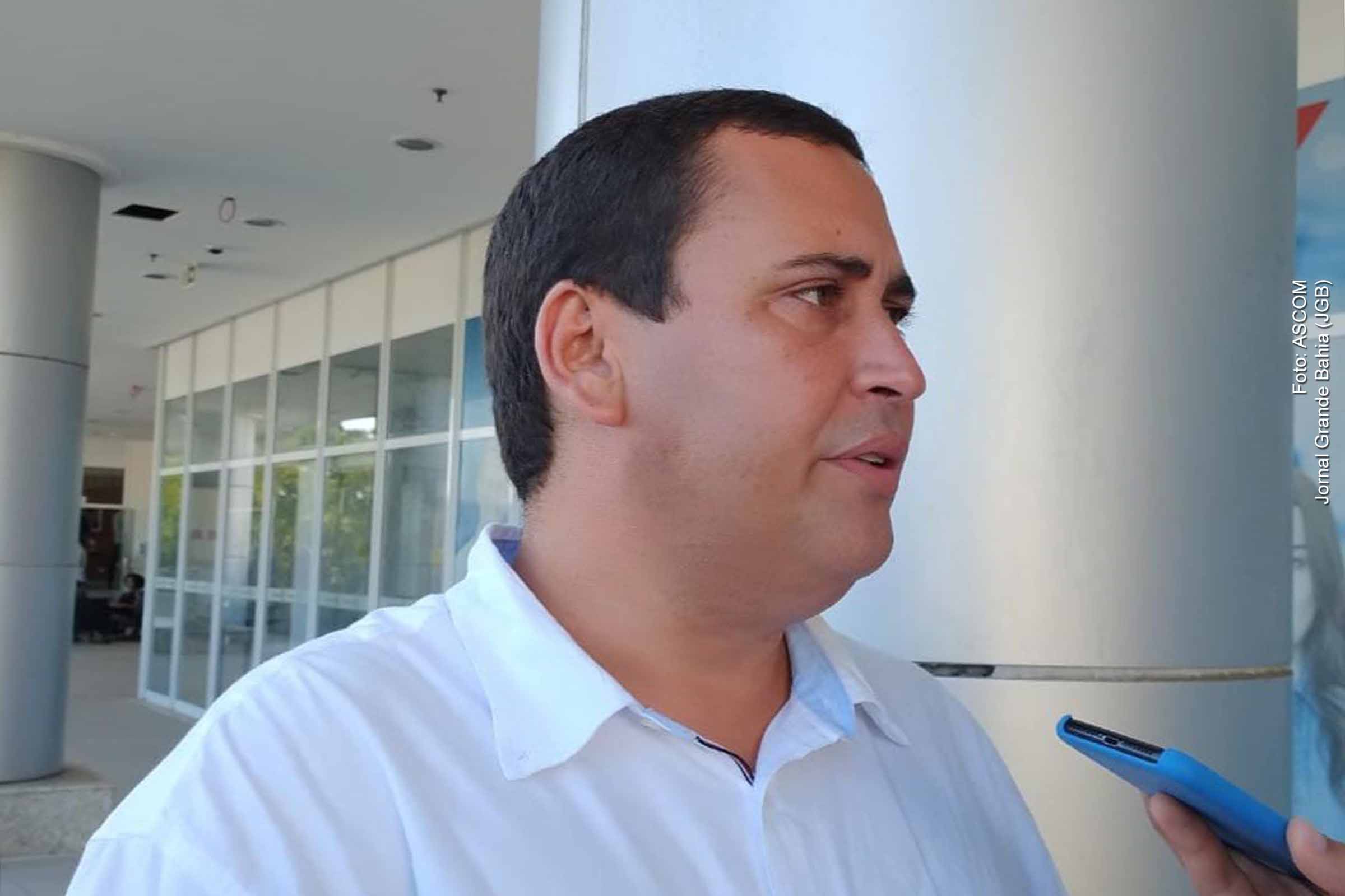 Éden Valadares, presidente do Partido dos Trabalhadores na Bahia, critica manifestação em apoio a Bolsonaro, considerando-a um ato desesperado.