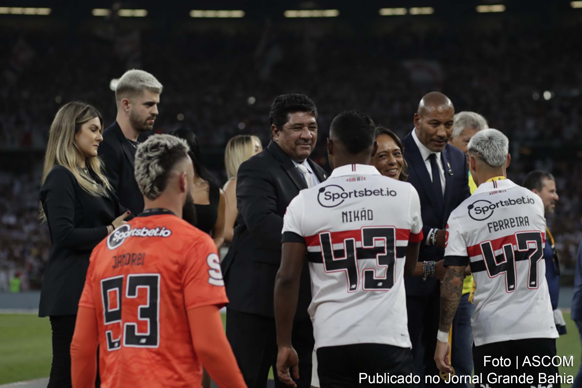 Presidente da CBF, Ednaldo Rodrigues, entregou medalhas e taça ao São Paulo no Mineirão após emocionante vitória nos pênaltis sobre o Palmeiras.