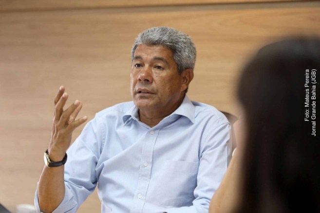 Governador Jerônimo Rodrigues participa da aula inaugural no novo Colégio Estadual de Tempo Integral em Feira de Santana, transmitindo sua mensagem ao vivo para estudantes de diversos municípios. O evento marca o início do ano letivo 2024 na rede estadual de ensino.