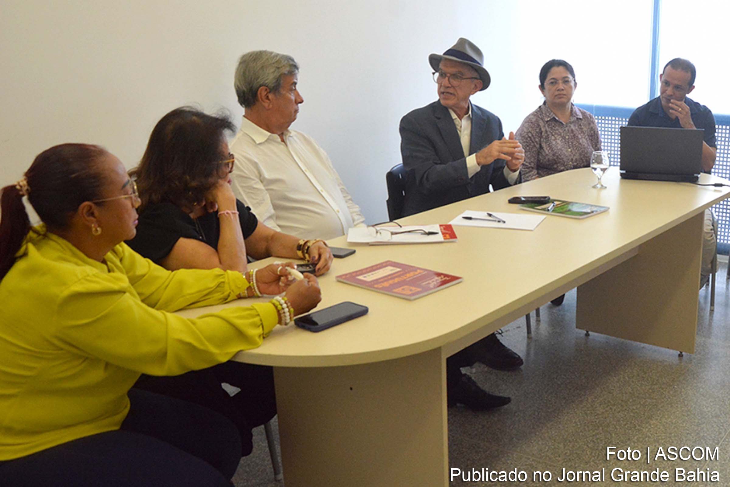O ex-prefeito de Sobral, Veveu Arruda, destaca o empenho da Prefeitura de Feira de Santana em assegurar a alfabetização na idade certa, durante visita ao prefeito Colbert Martins Filho e à secretária municipal de Educação, Anaci Paim.