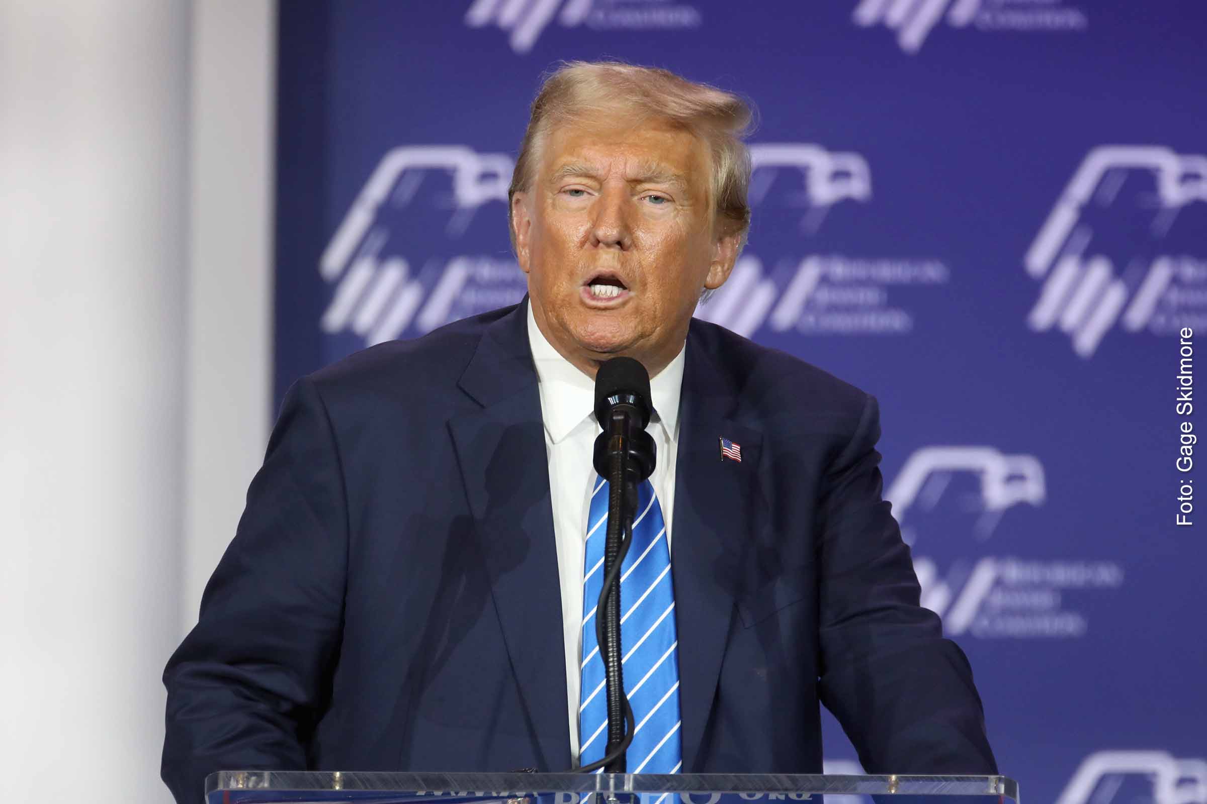 Ex-presidente Donald Trump enfrenta desafios financeiros e legais em meio à campanha presidencial.